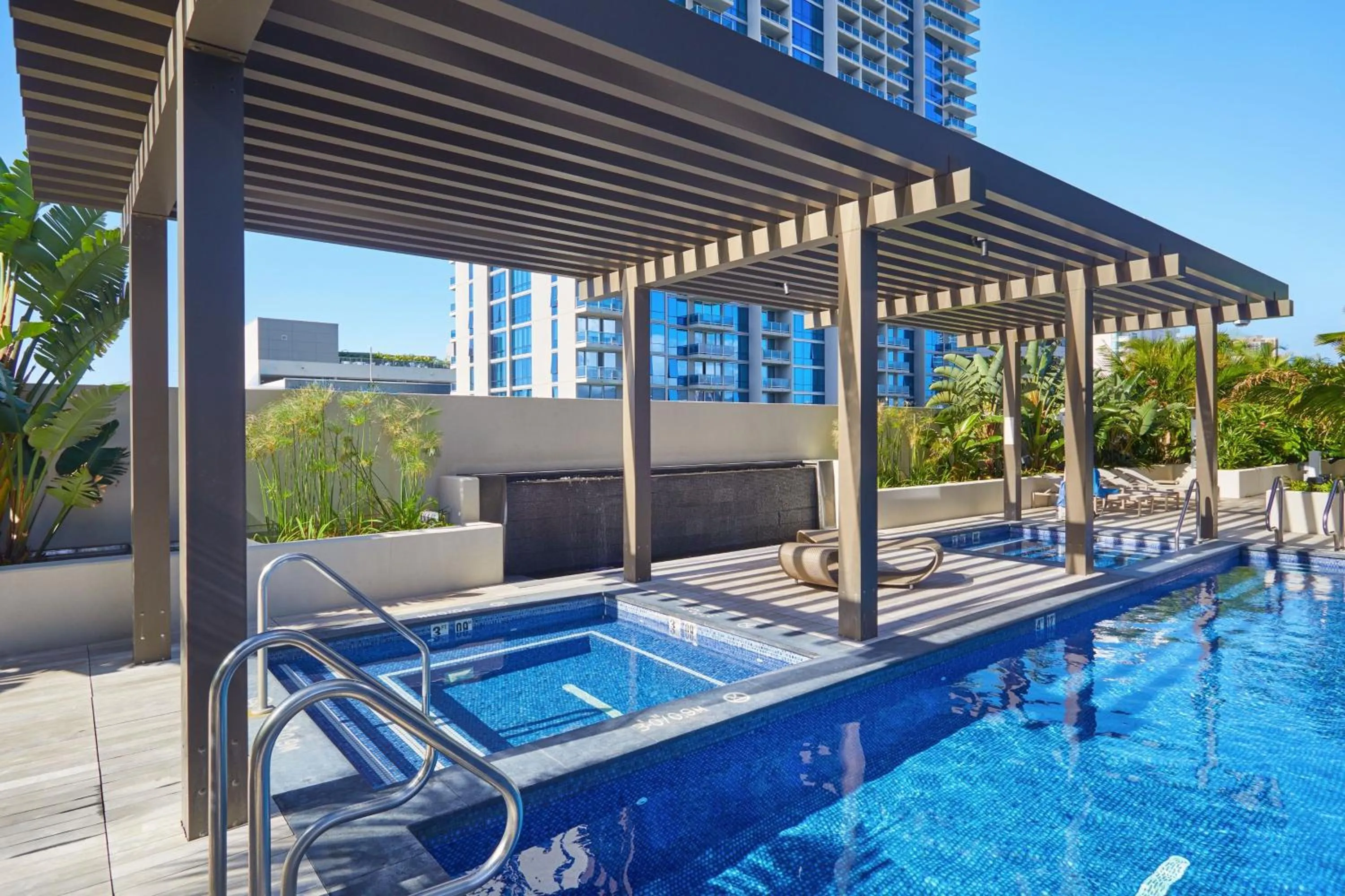Swimming pool in Renaissance Honolulu Hotel & Spa