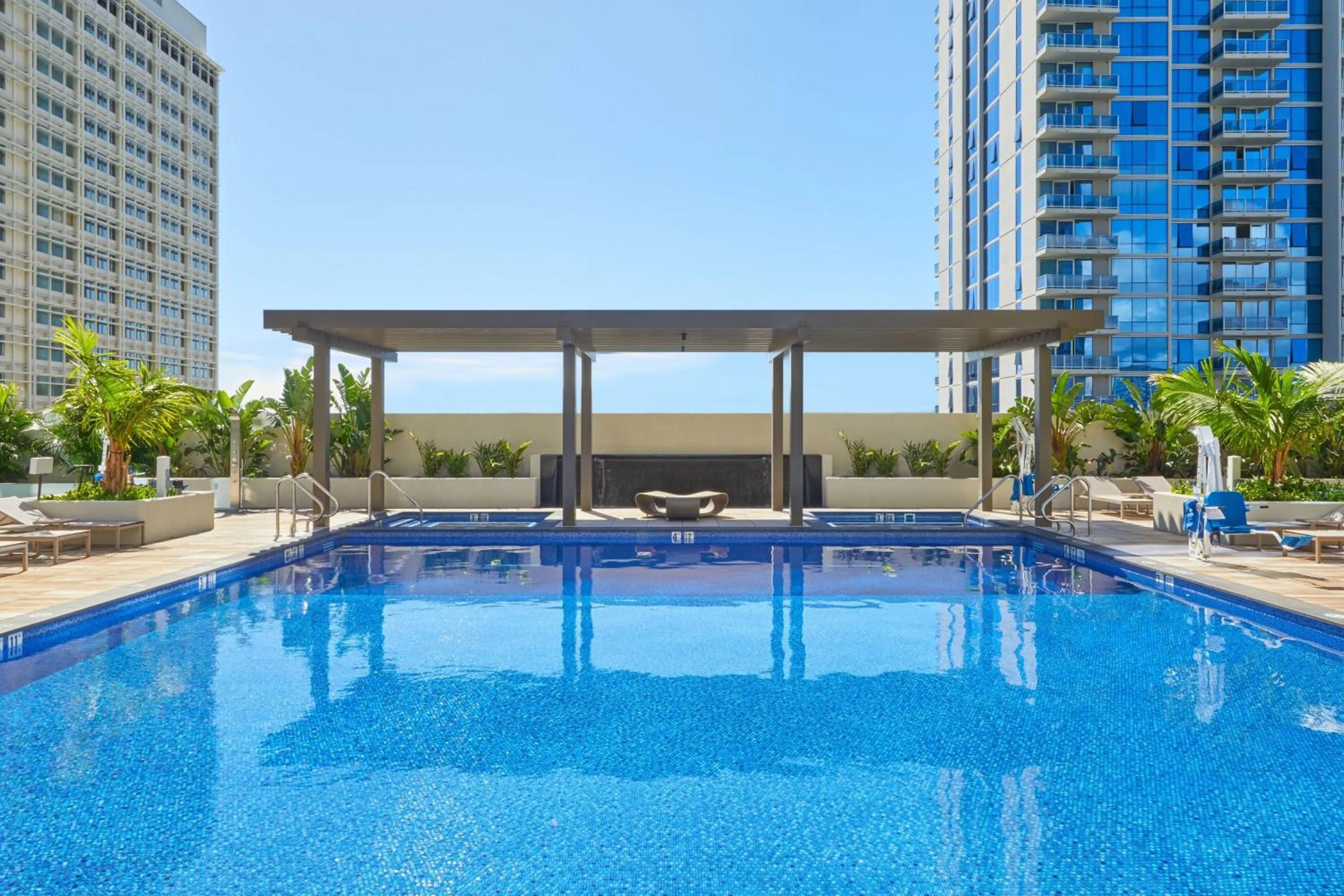 Swimming pool in Renaissance Honolulu Hotel & Spa