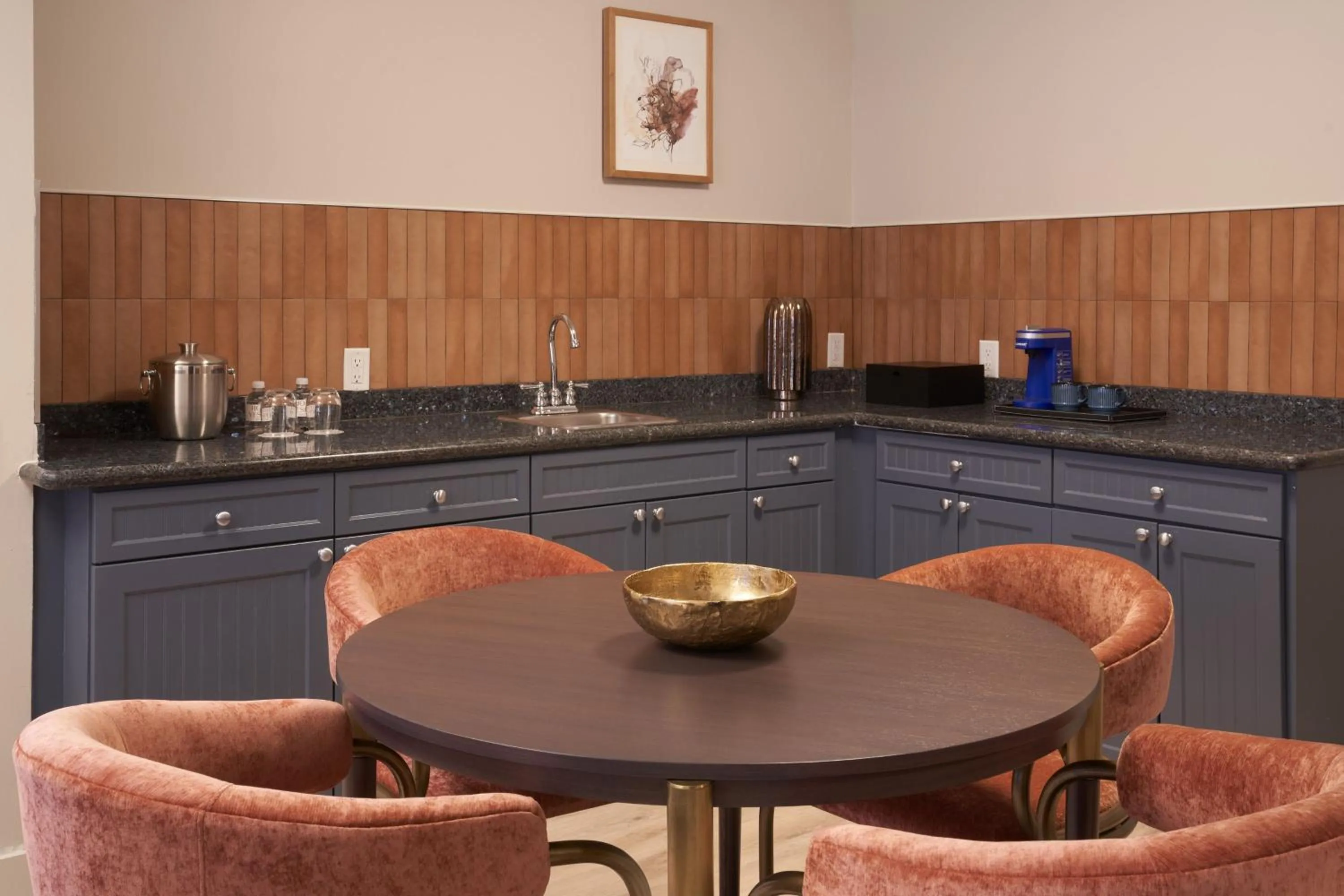 Photo of the whole room in Hotel Vesper, Houston, a Tribute Portfolio Hotel