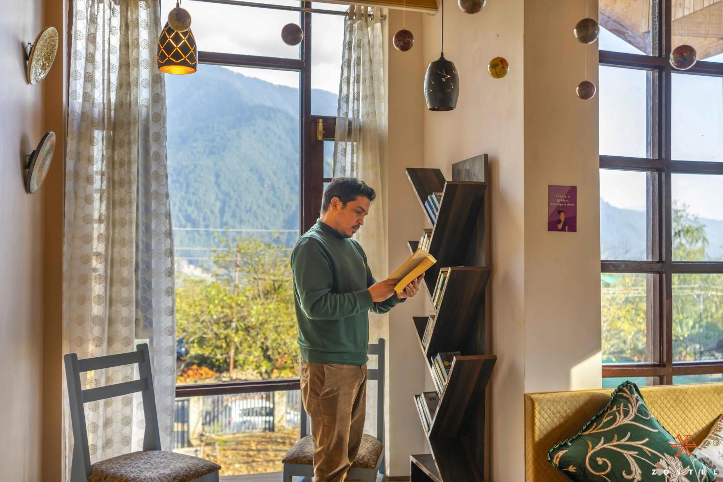 Communal lounge/ TV room in Zostel Pahalgam