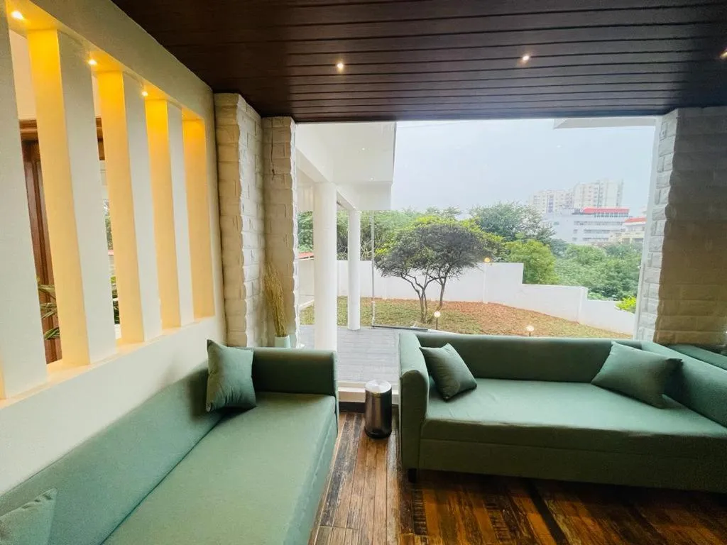 Communal lounge/ TV room in ZEKE HOTELS