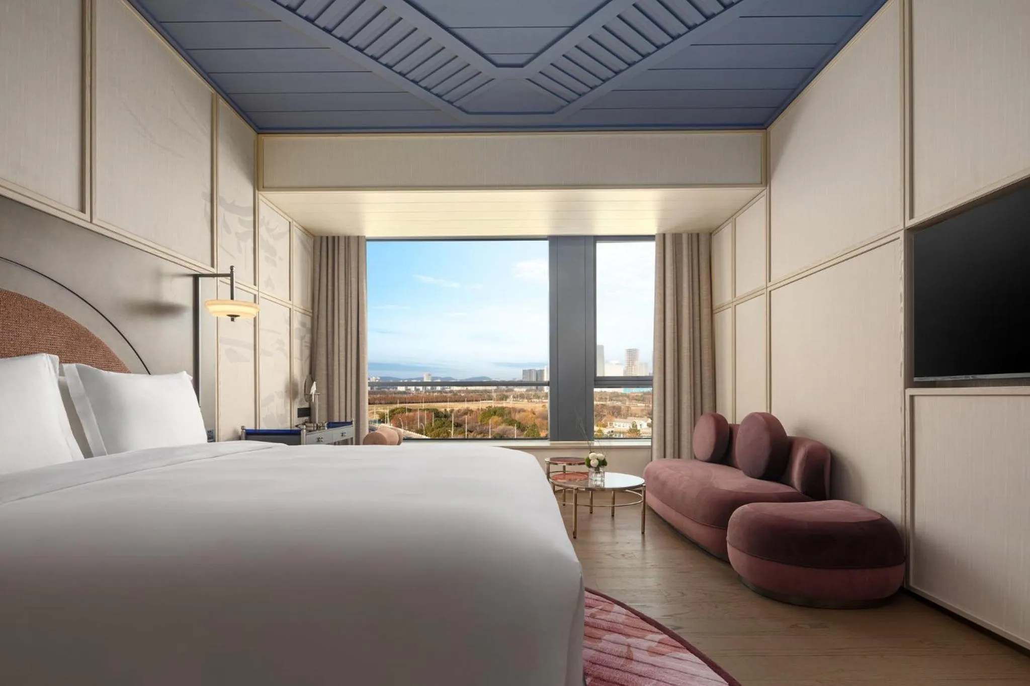 Photo of the whole room, Bed in Hotel Indigo Wuxi Taihu New City