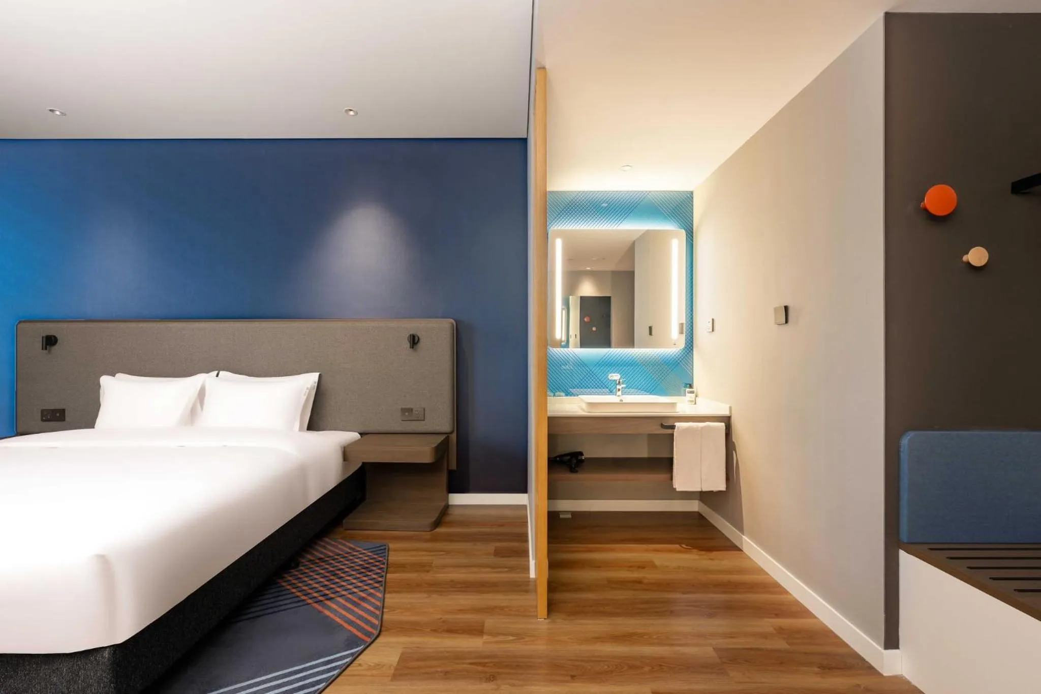 Photo of the whole room, Bed in Holiday Inn Express Haiyan by IHG