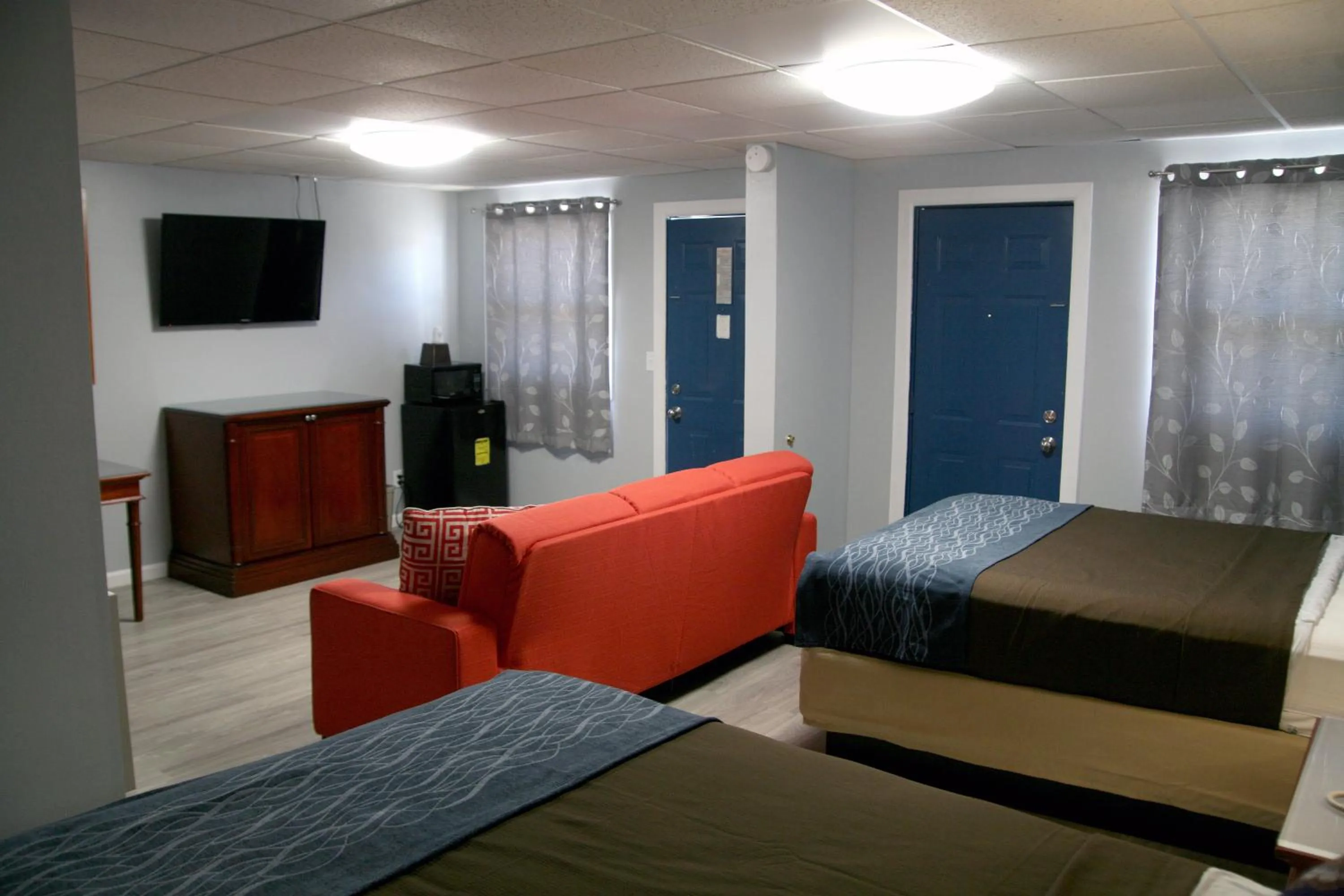 Photo of the whole room in South T Motel