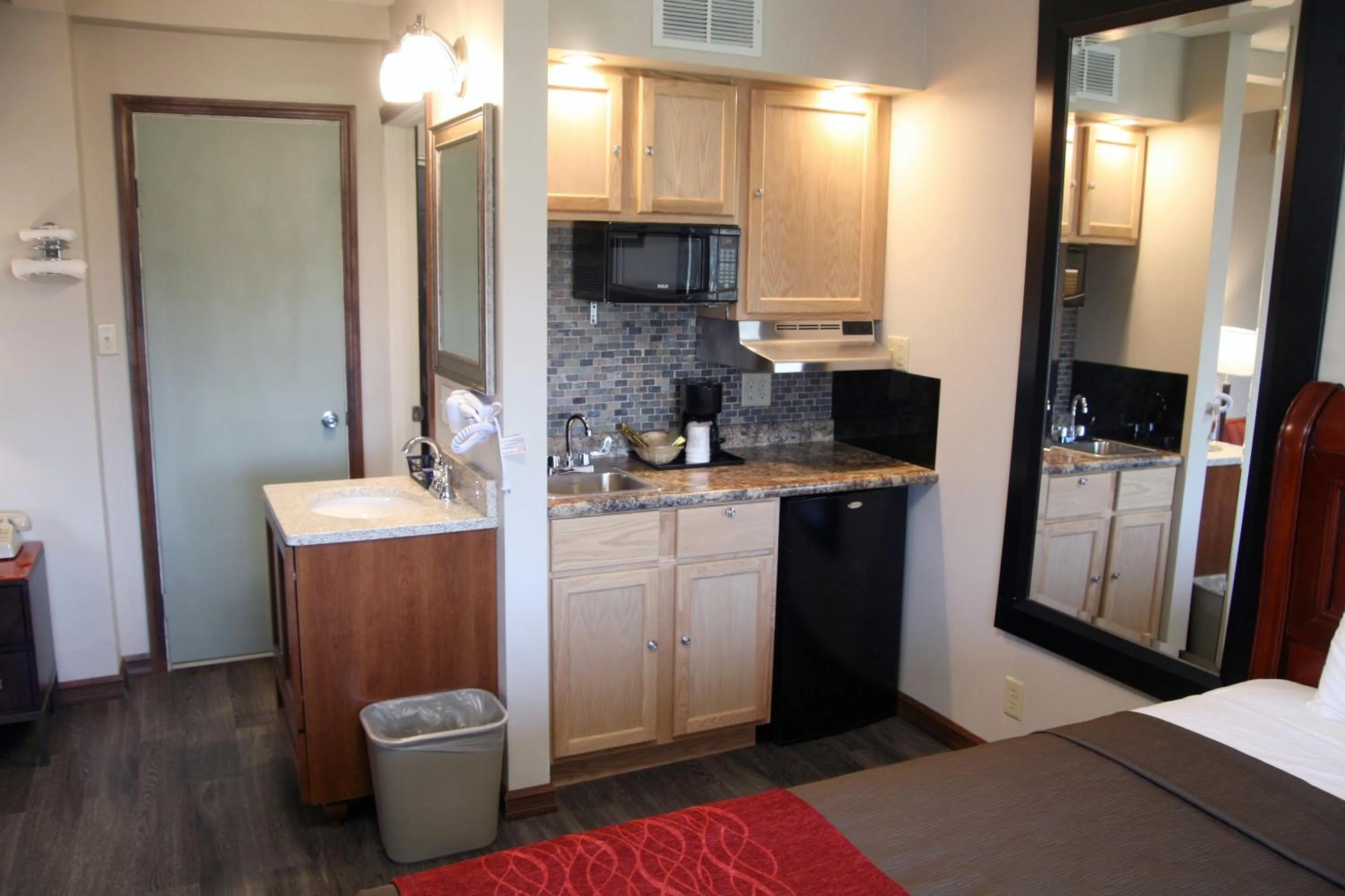 Kitchen or kitchenette in South T Motel