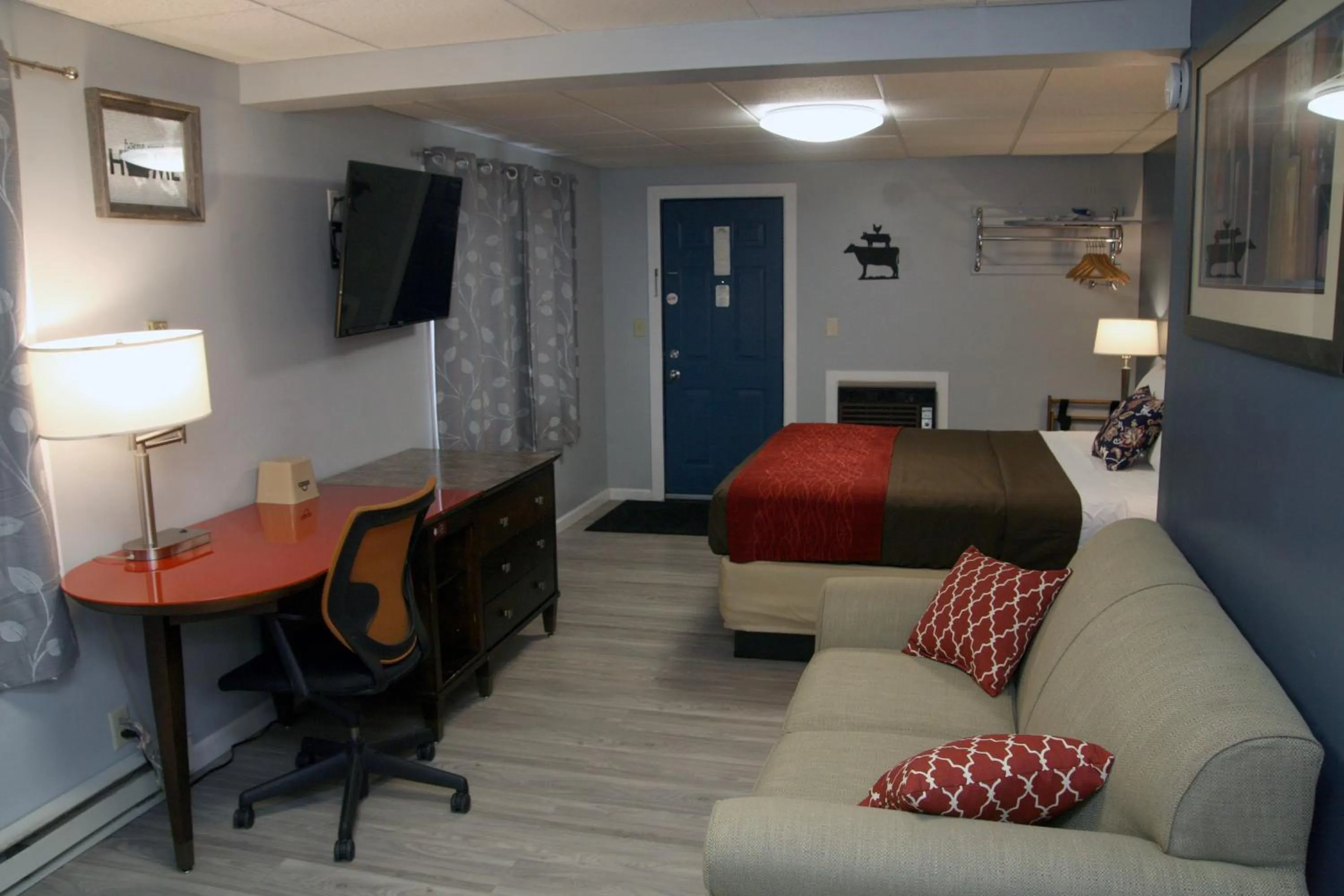 Photo of the whole room in South T Motel