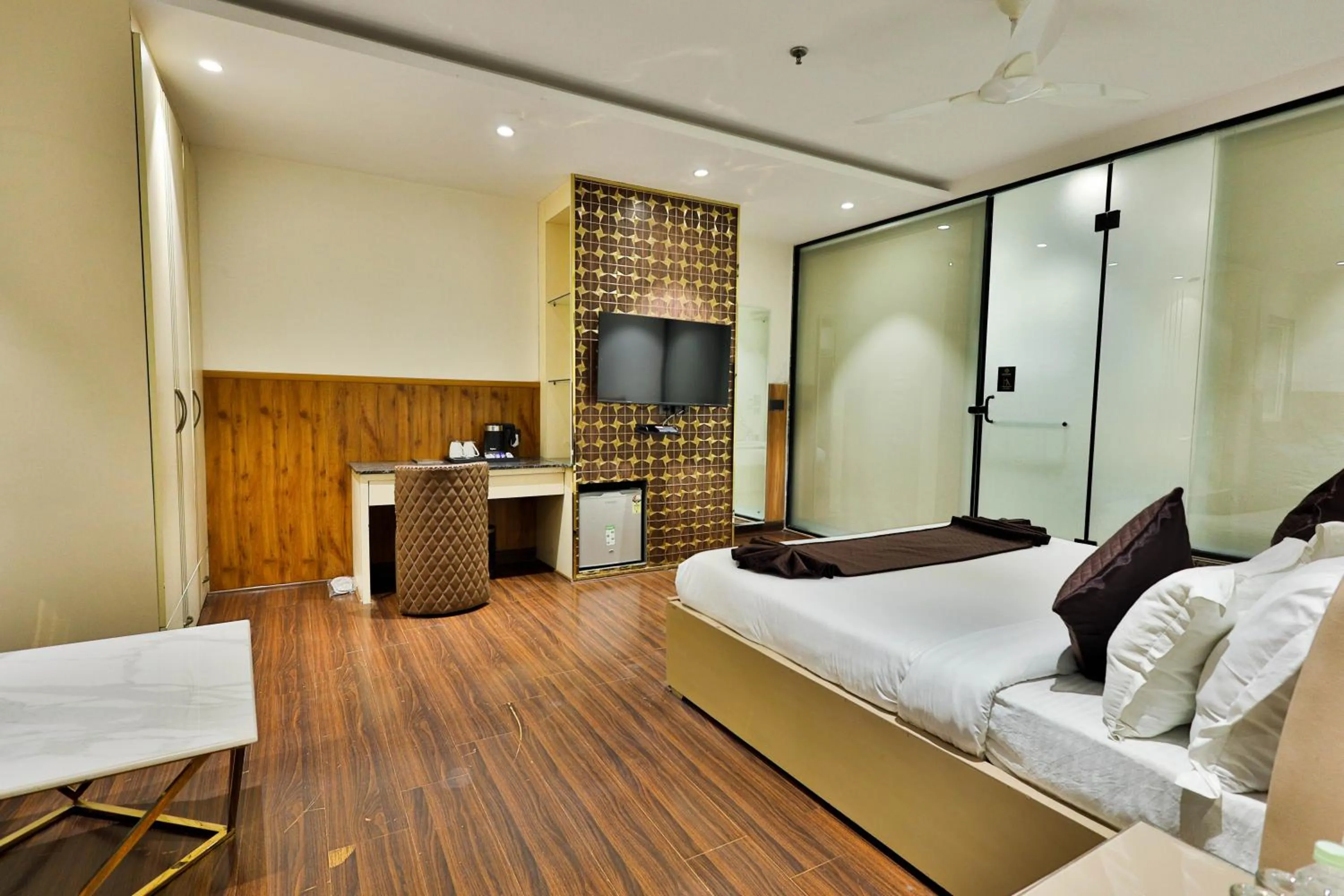 Bedroom, Bed in Clay Inn Hotels, Paschim Vihar