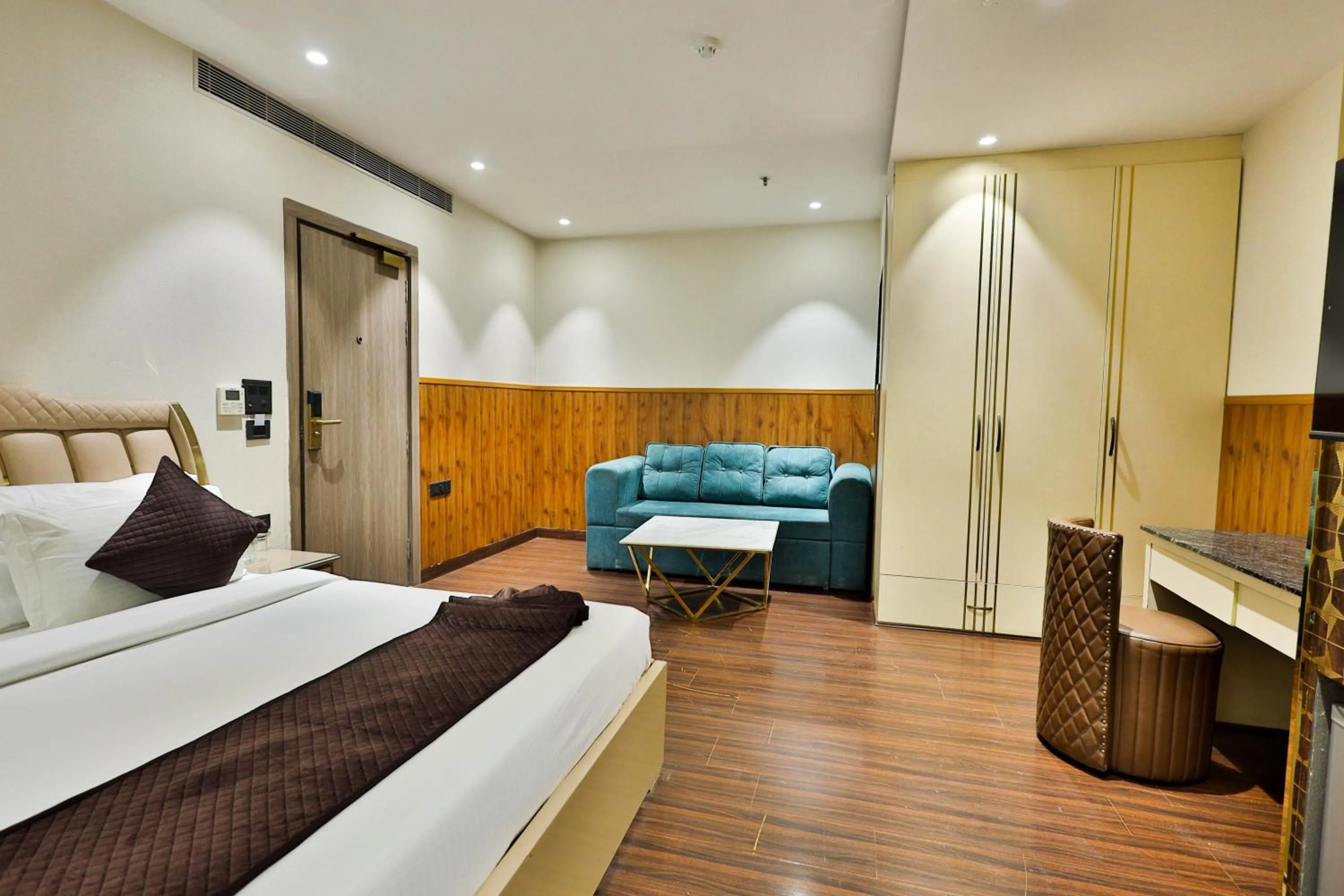 Bedroom, Bed in Clay Inn Hotels, Paschim Vihar
