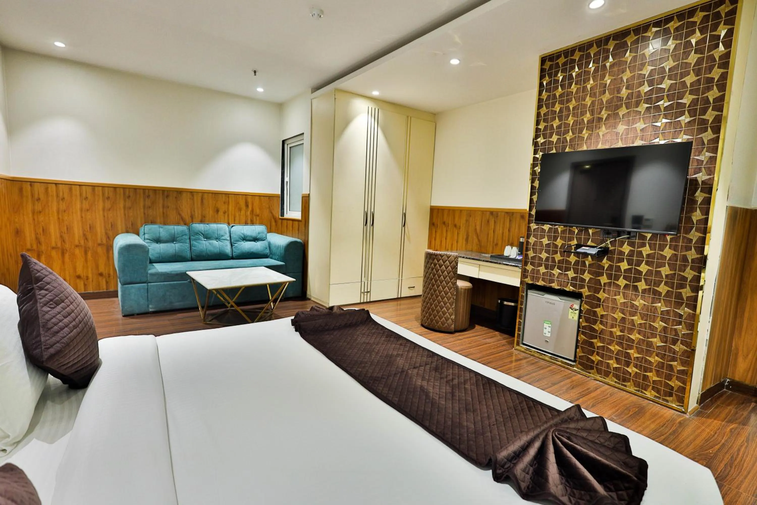 Bed in Clay Inn Hotels, Paschim Vihar