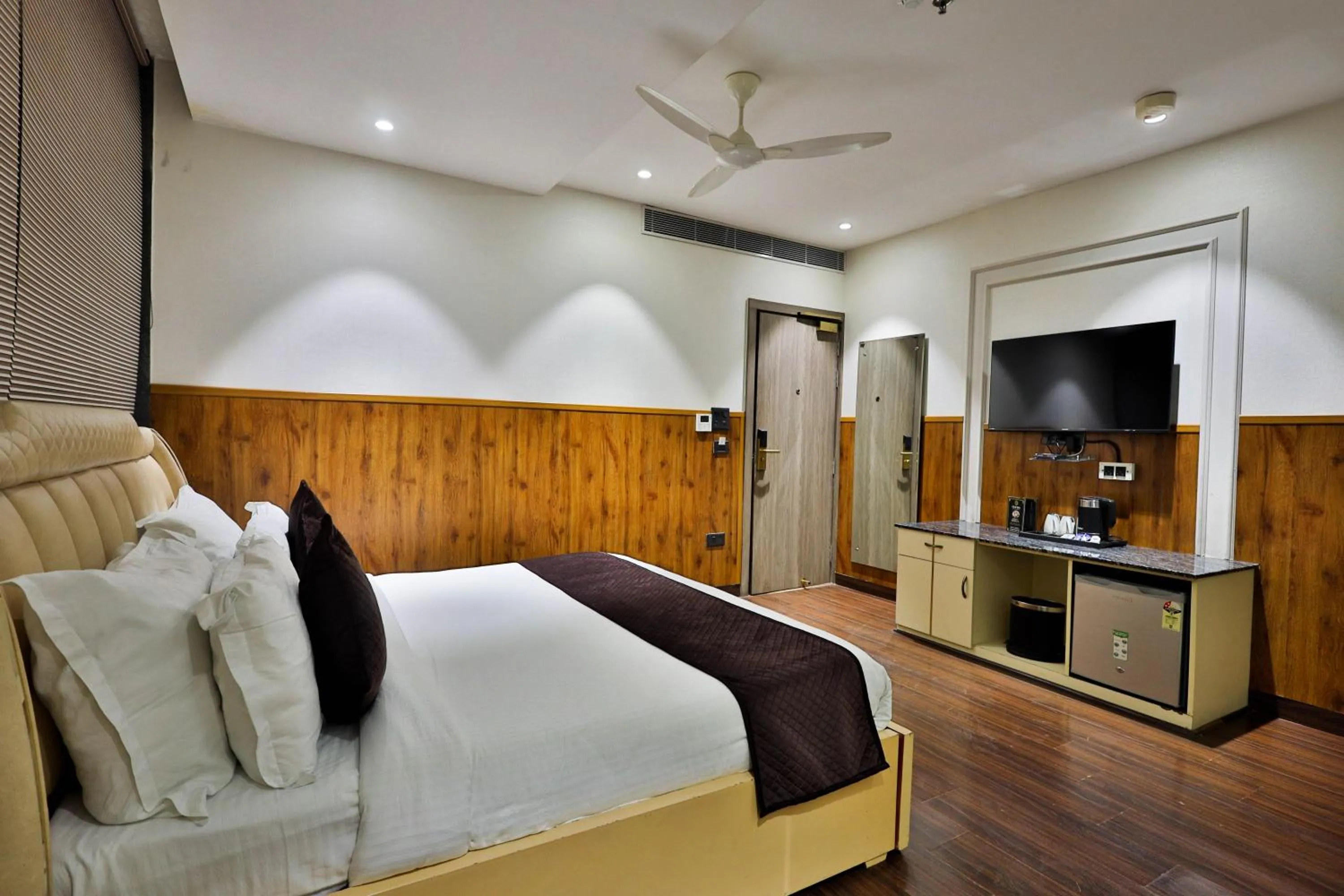 Bedroom, Bed in Clay Inn Hotels, Paschim Vihar