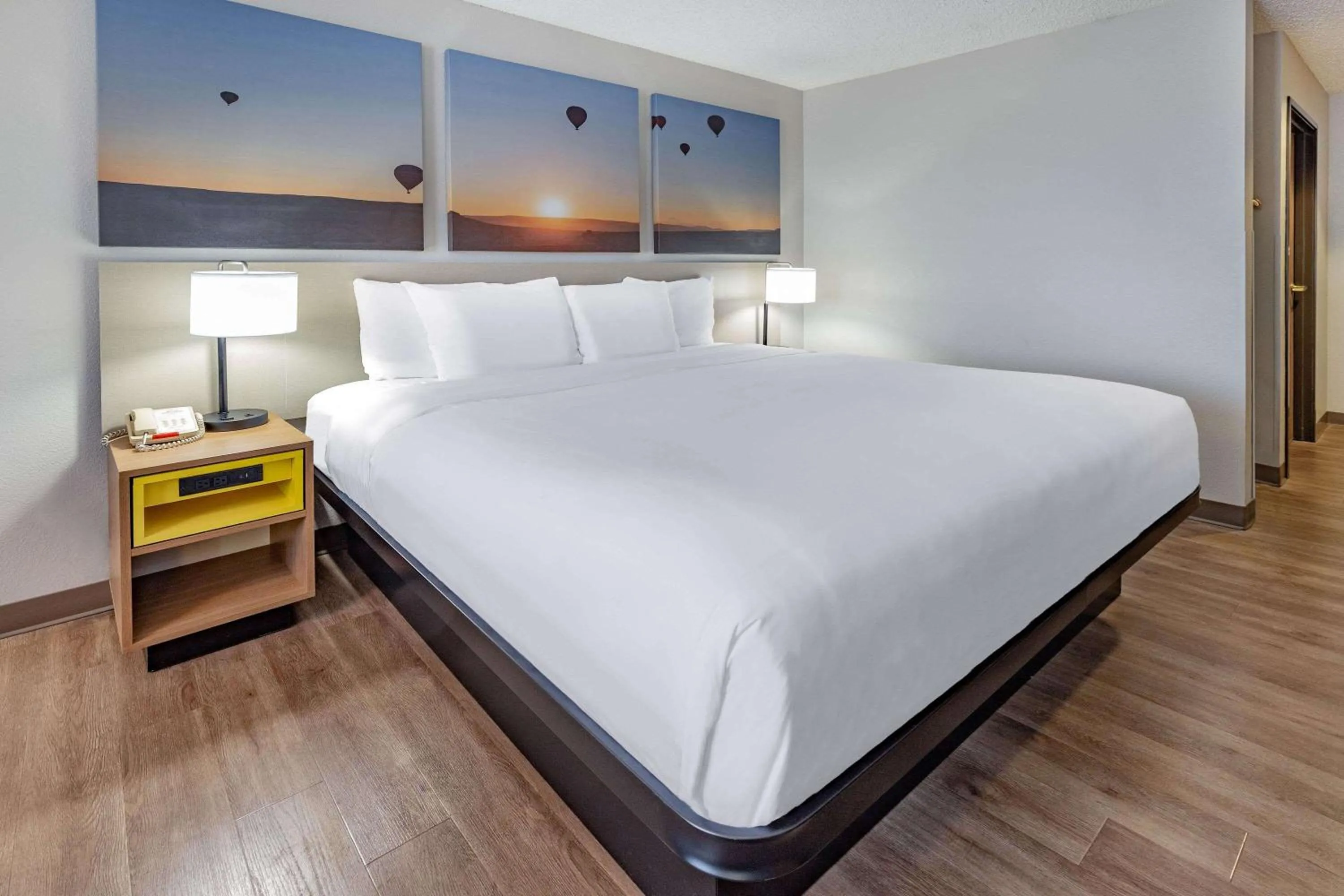 Photo of the whole room, Bed in Days Inn by Wyndham Bernalillo