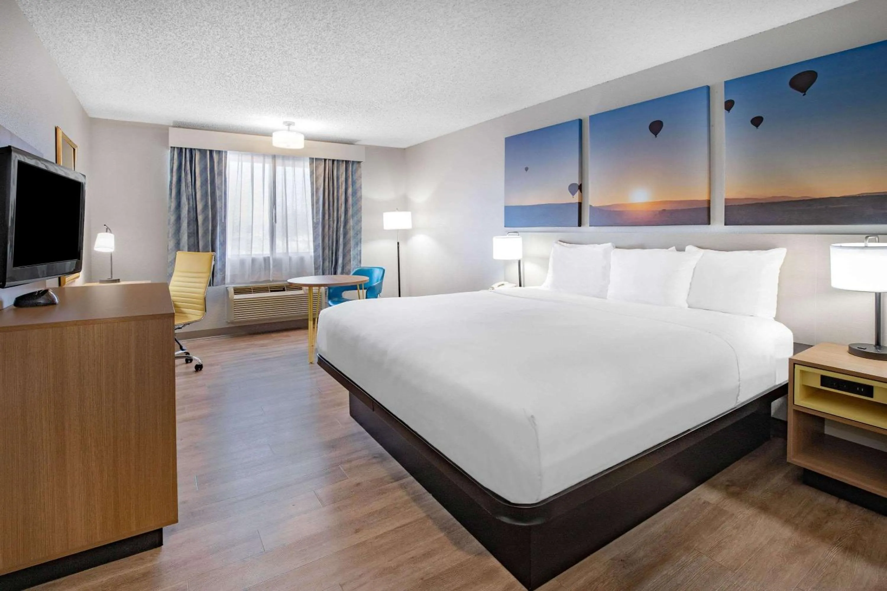 Photo of the whole room, Bed in Days Inn by Wyndham Bernalillo