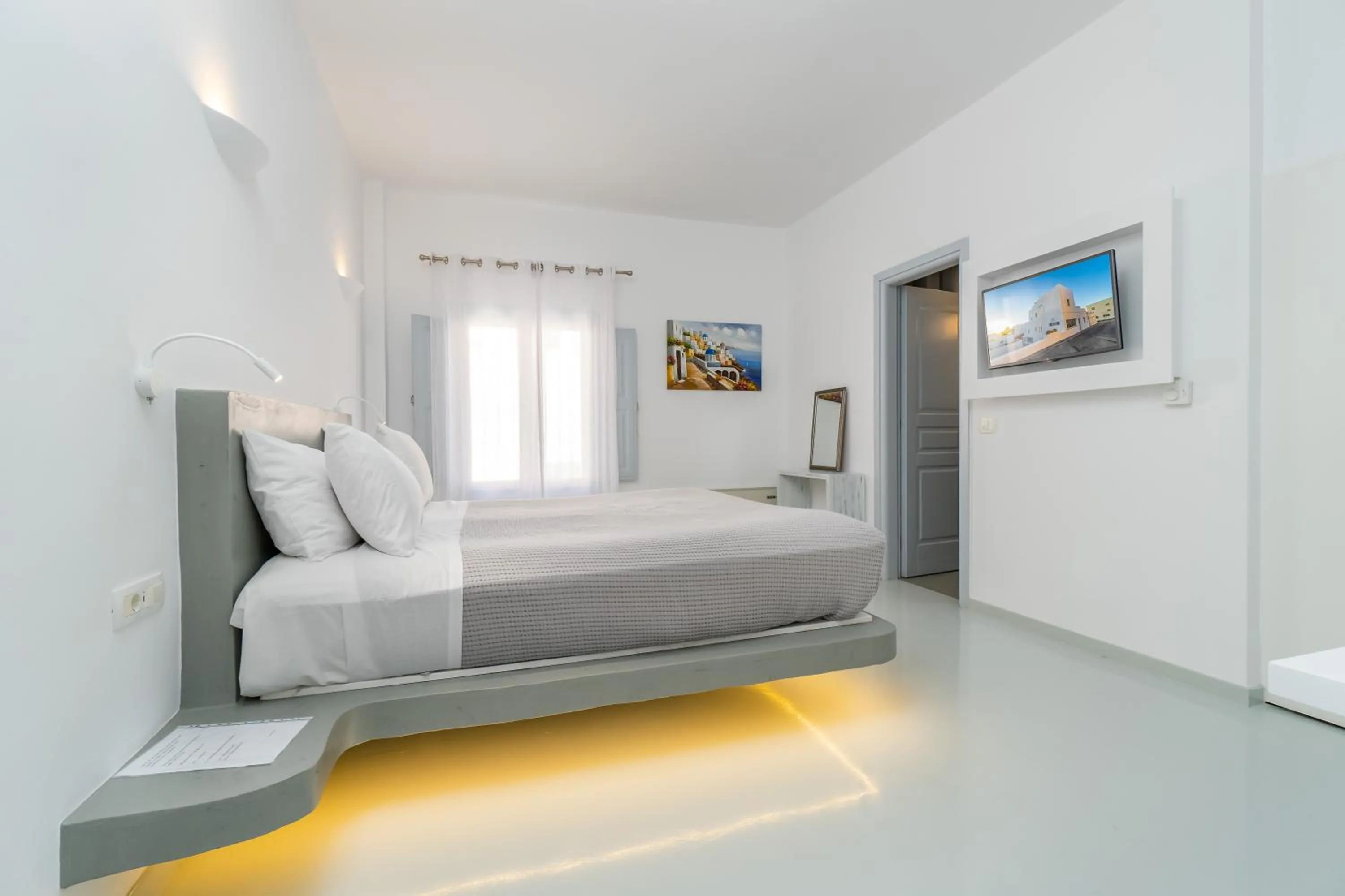 Photo of the whole room, Bed in Central Fira Suites