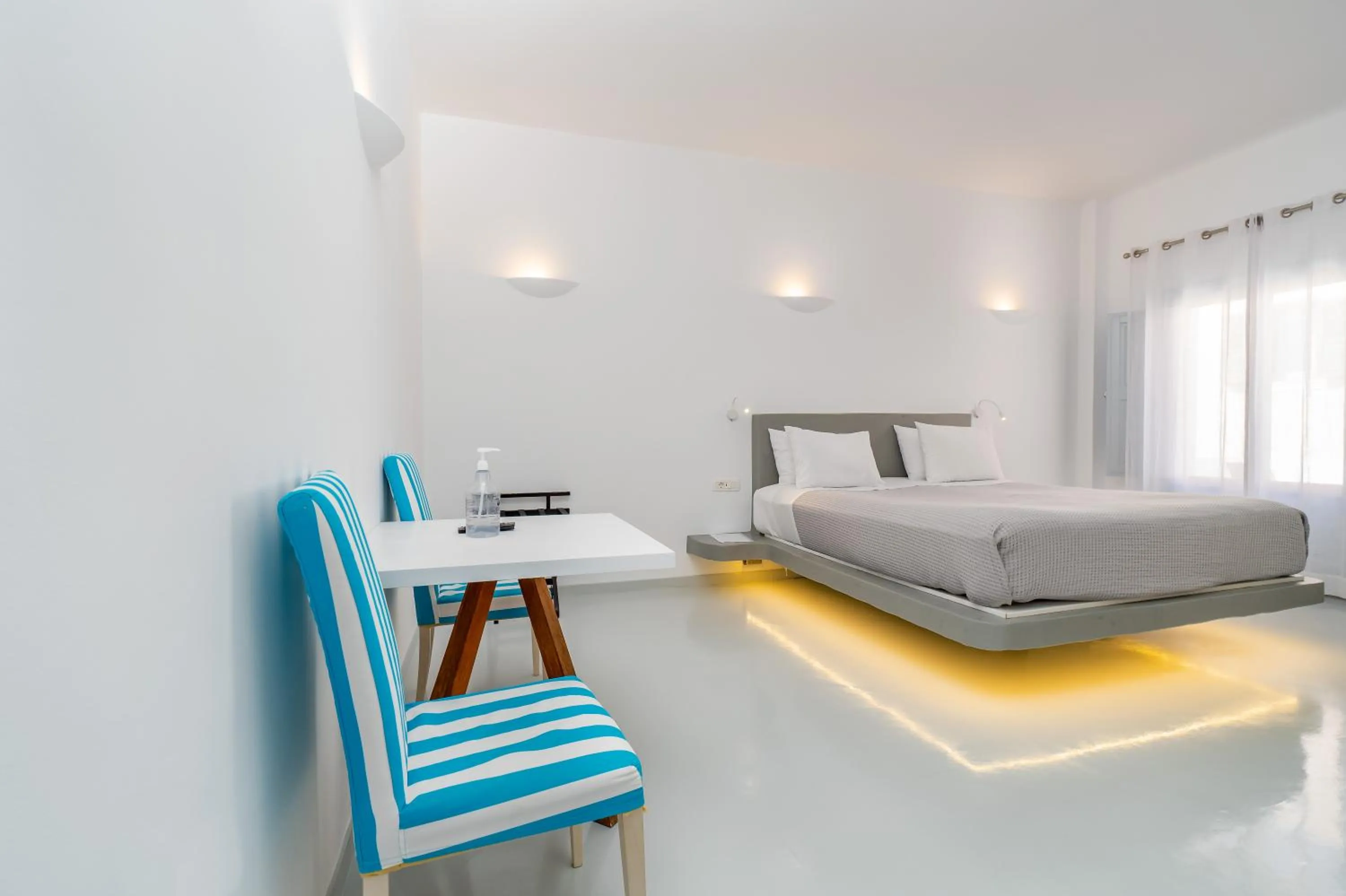 Photo of the whole room, Bed in Central Fira Suites