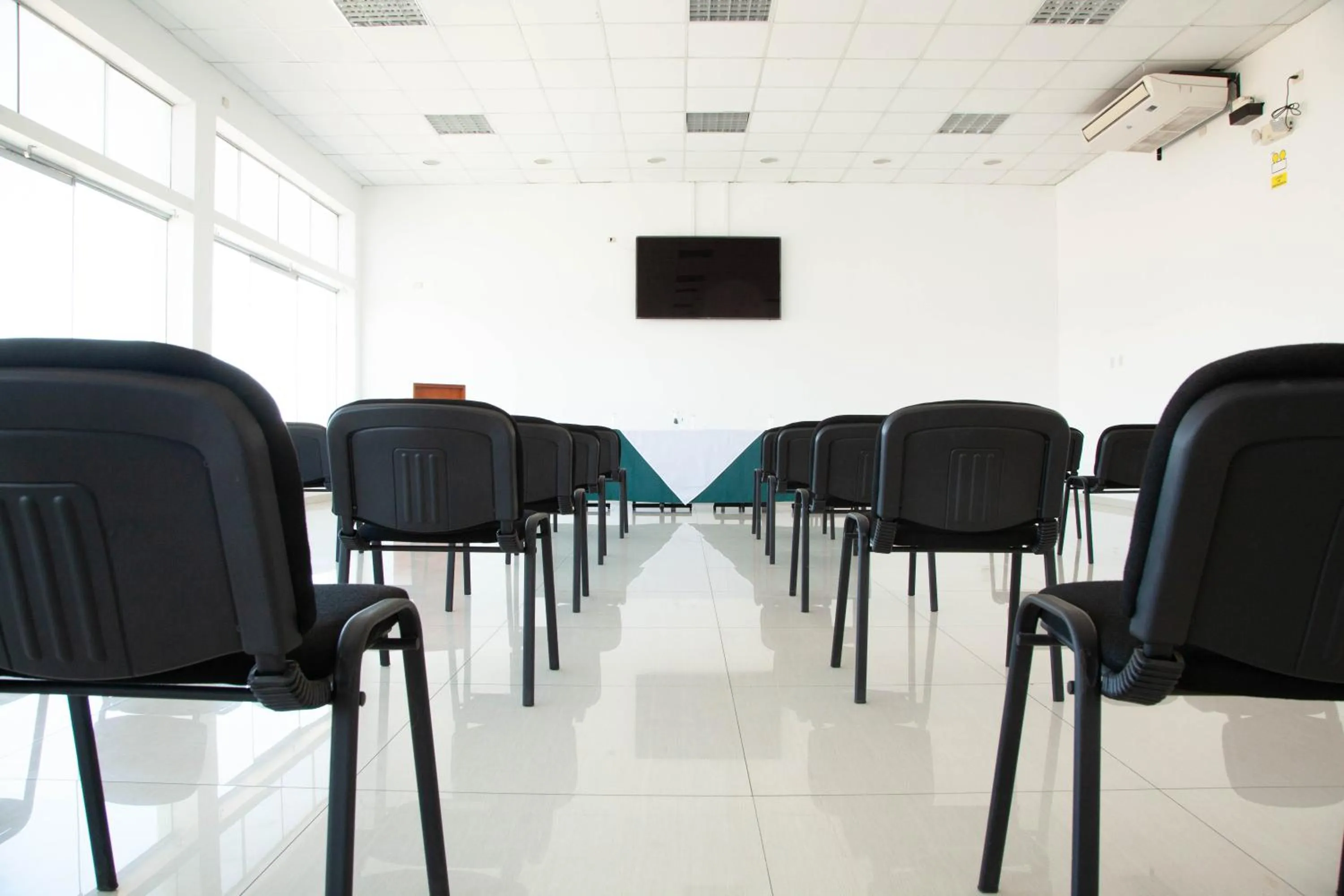 Business facilities in Holiday Suites