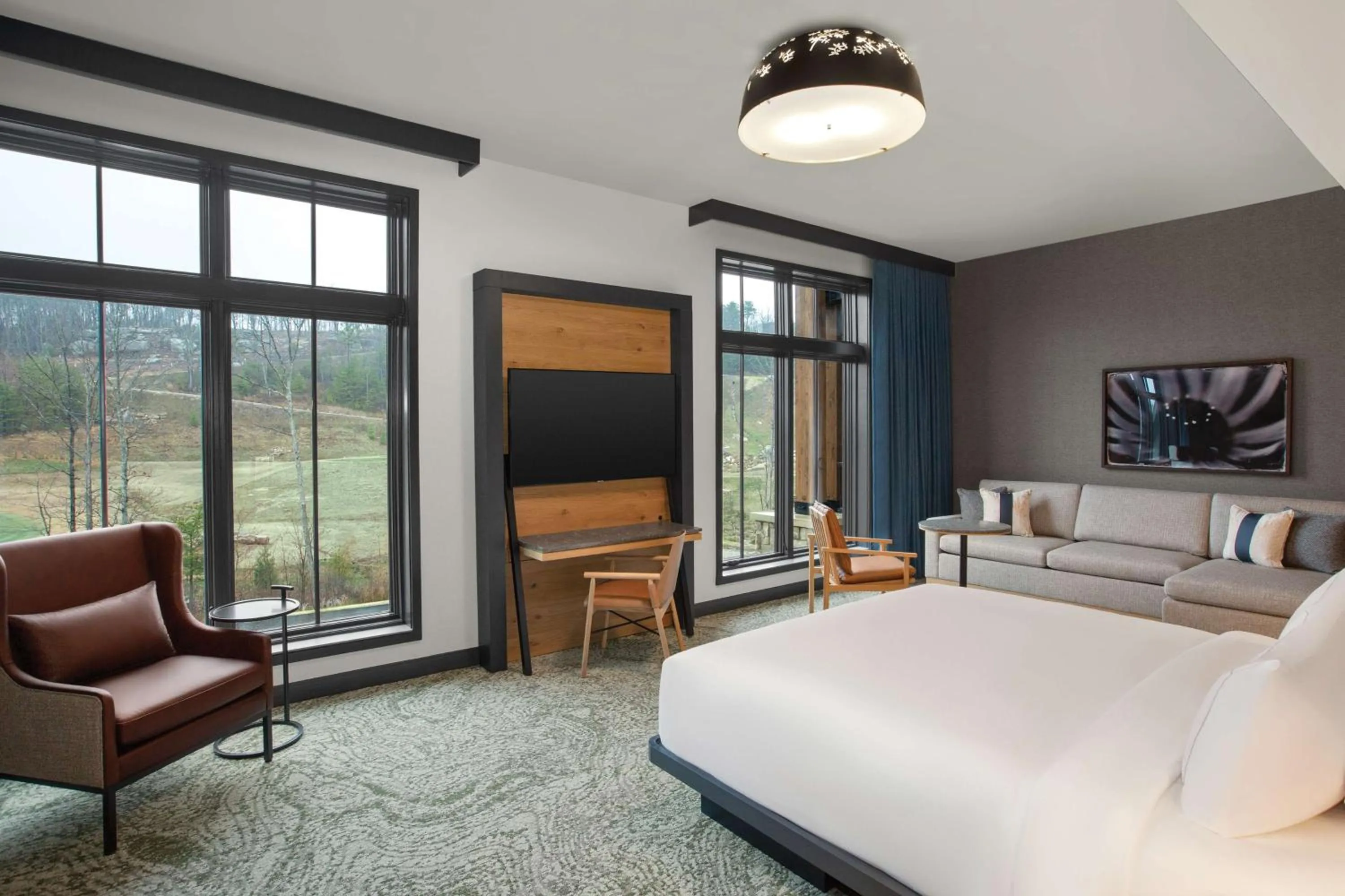Photo of the whole room, Bed in Cloudland at McLemore Resort Lookout Mountain, Curio by Hilton