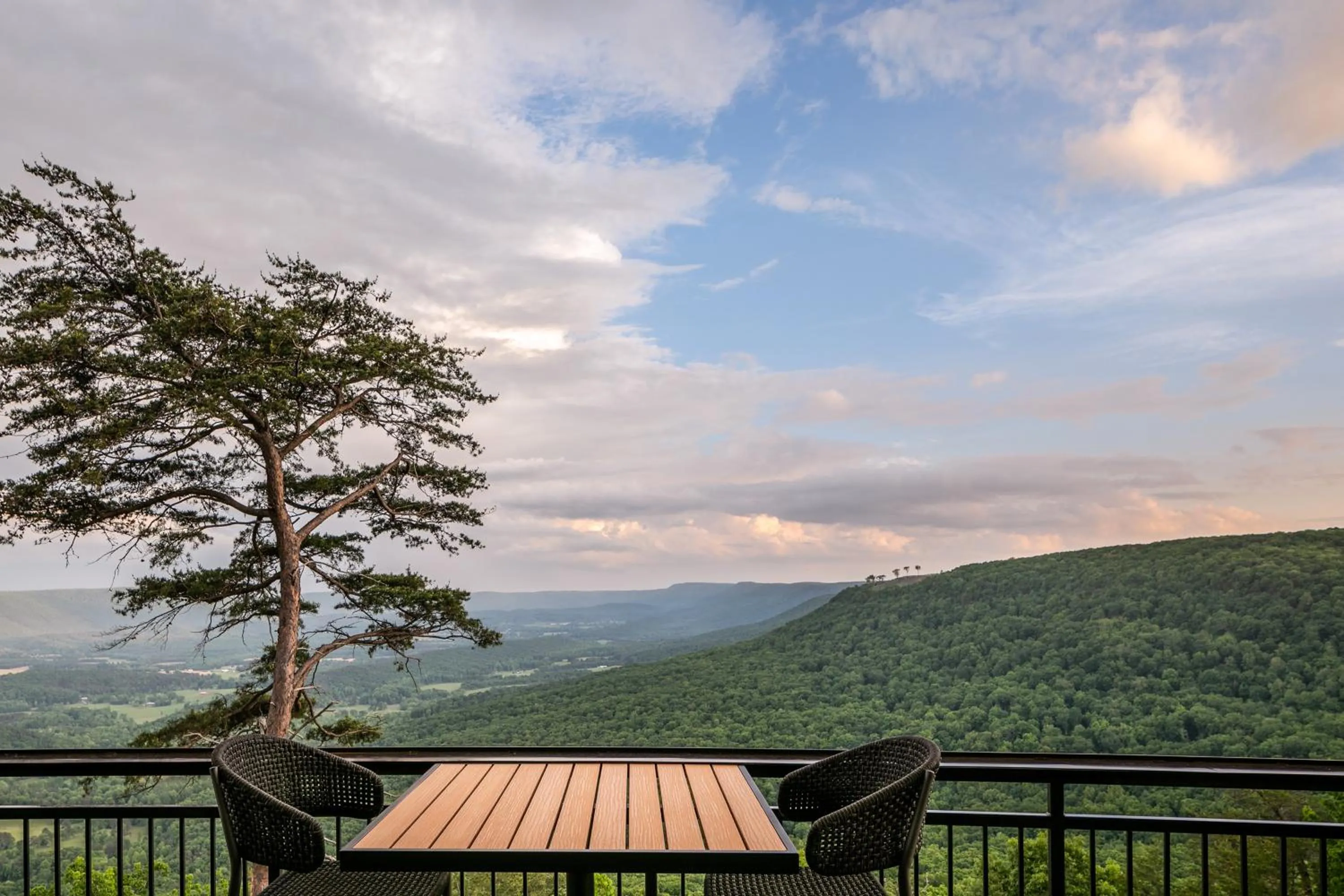 Restaurant/places to eat in Cloudland at McLemore Resort Lookout Mountain, Curio by Hilton