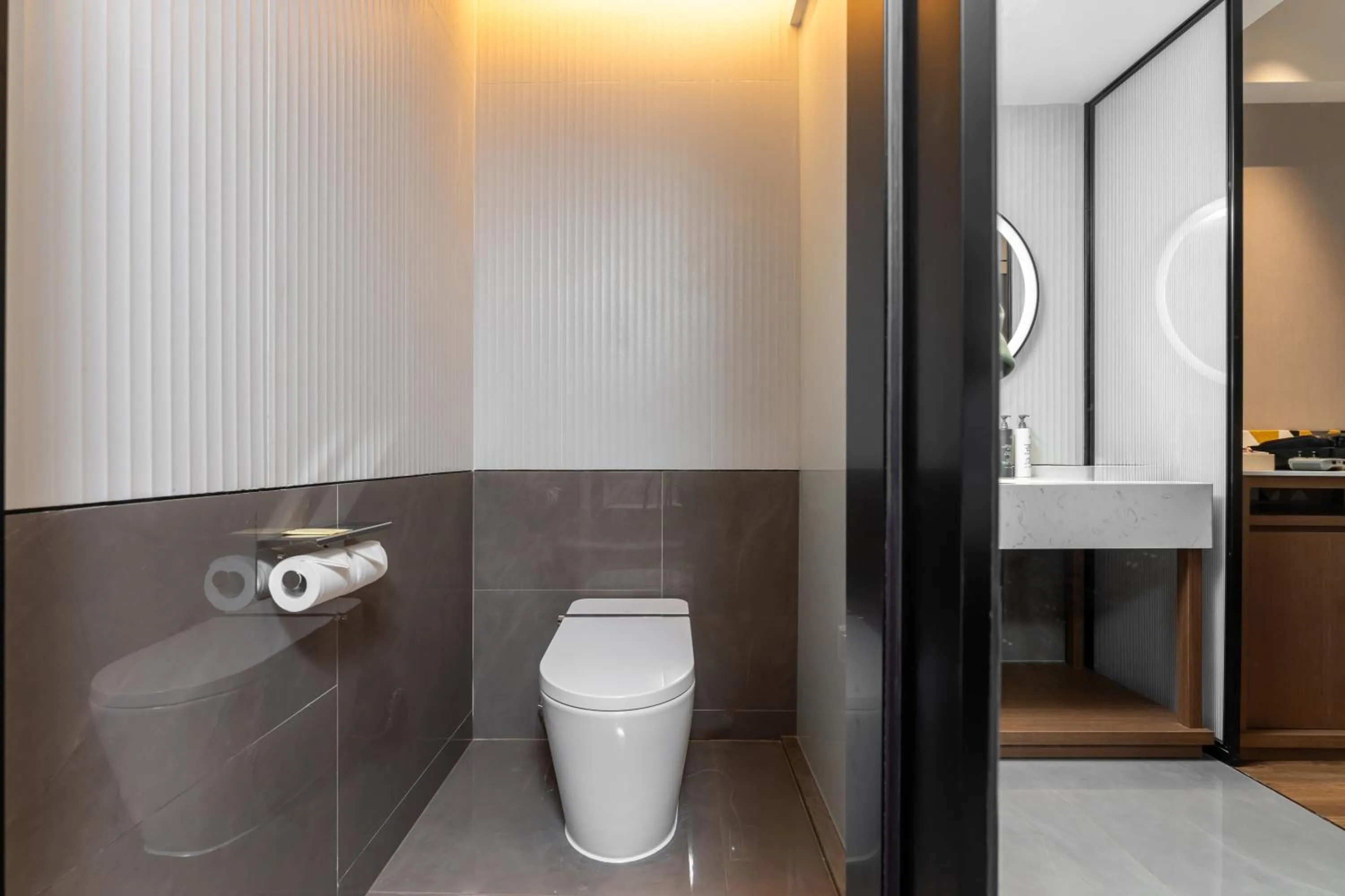 Toilet in Hilton Garden Inn Huzhou High-Speed Railway Station