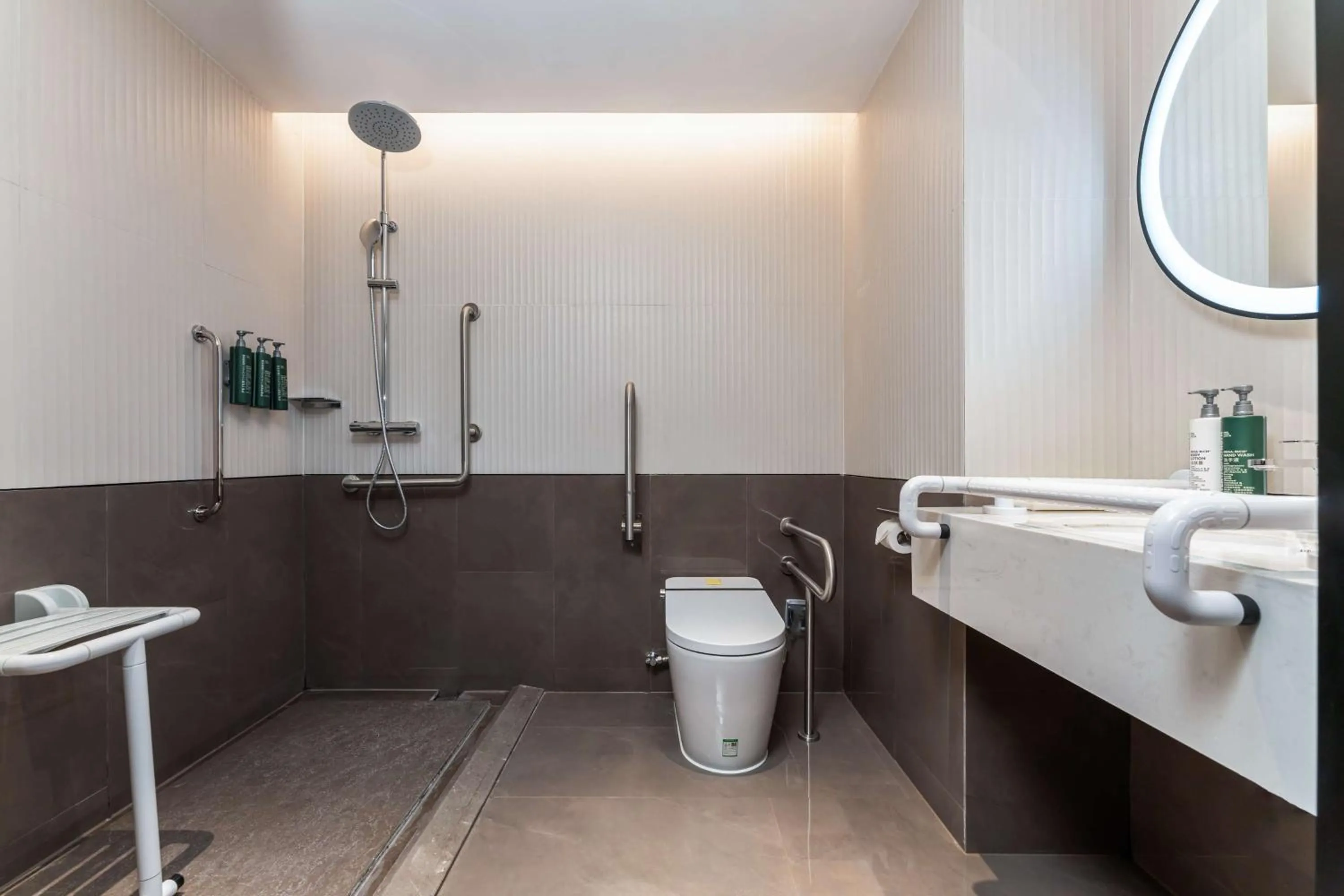 Bathroom in Hilton Garden Inn Huzhou High-Speed Railway Station