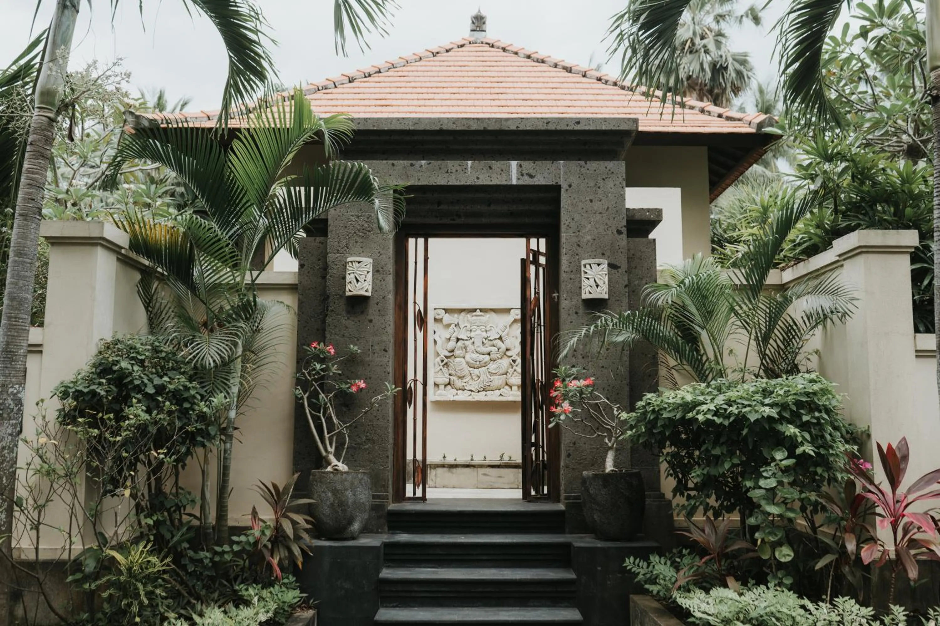 Facade/entrance in ALOKA BAHARI Villas