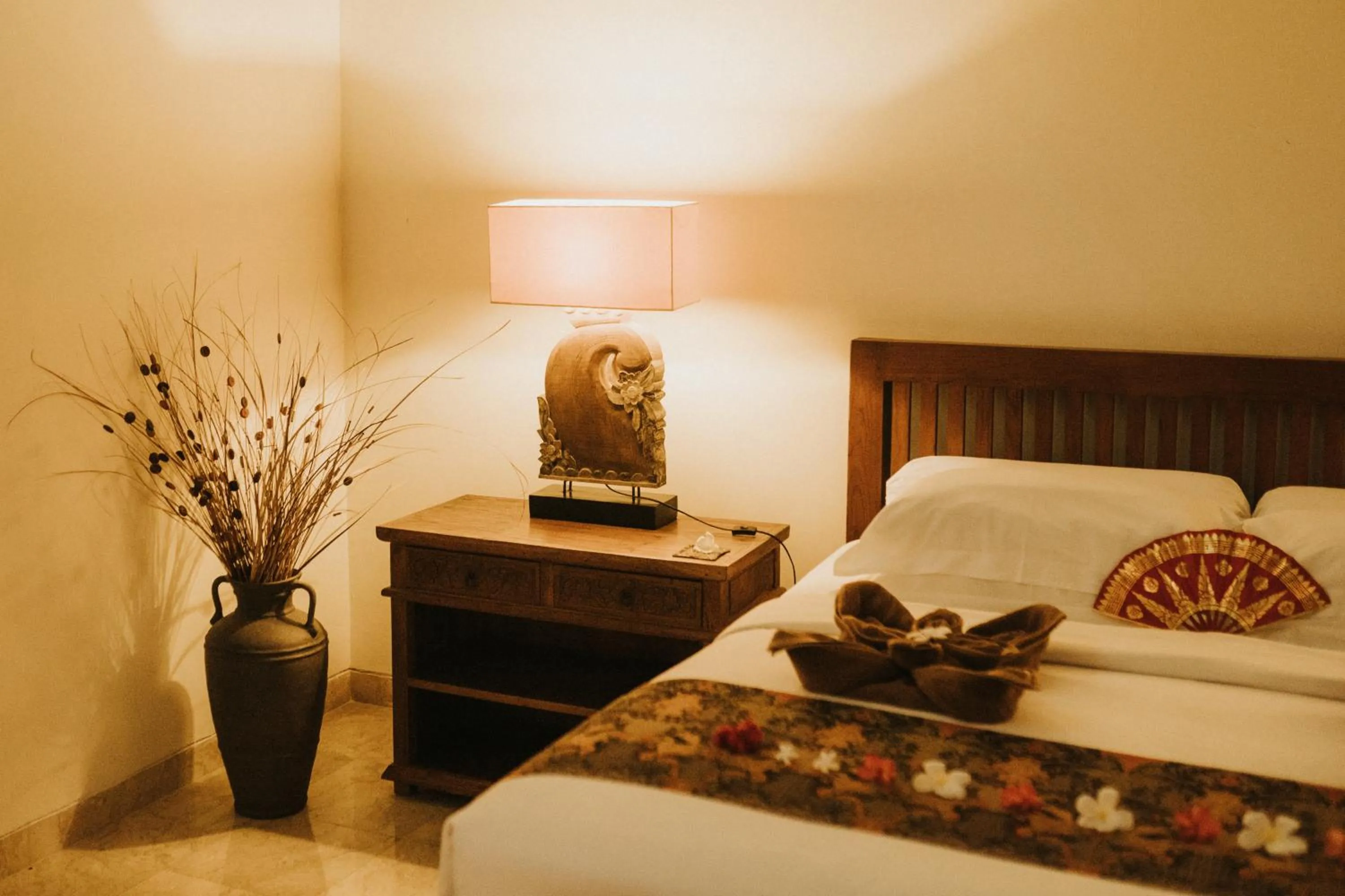 Bed in ALOKA BAHARI Villas