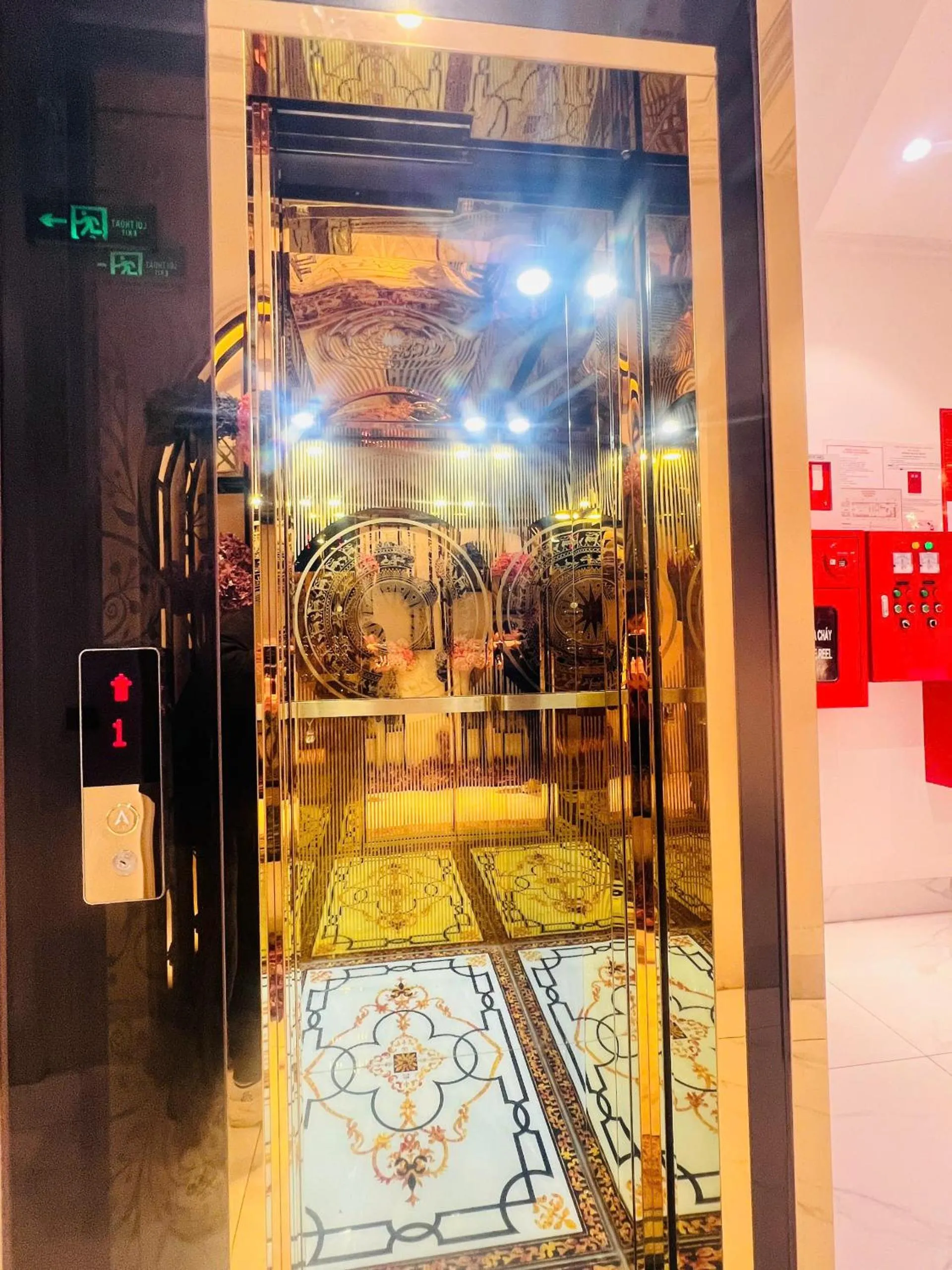 elevator in Diamond Hotel Sapa