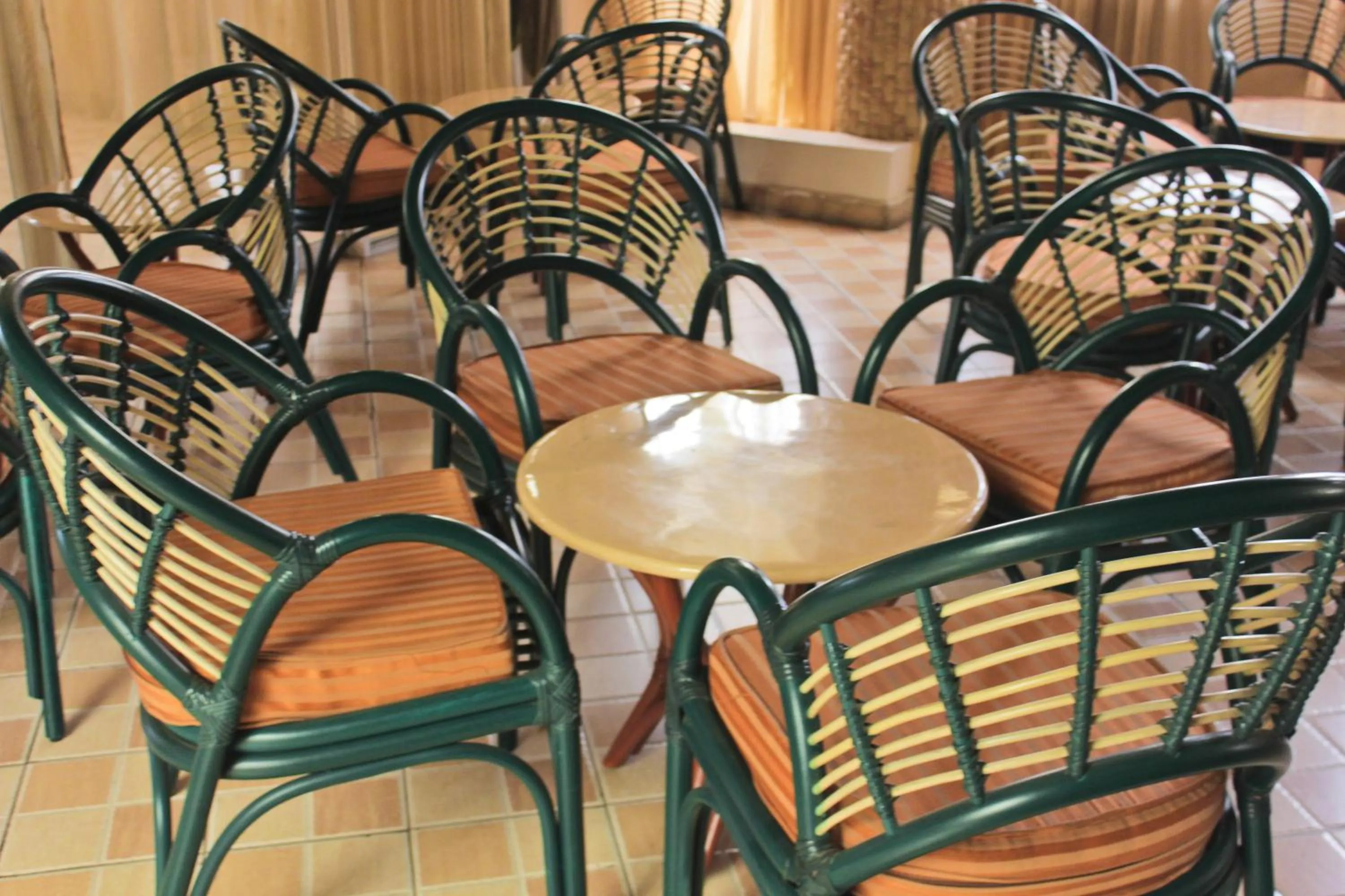 Restaurant/places to eat in Pearl Palace Hotel