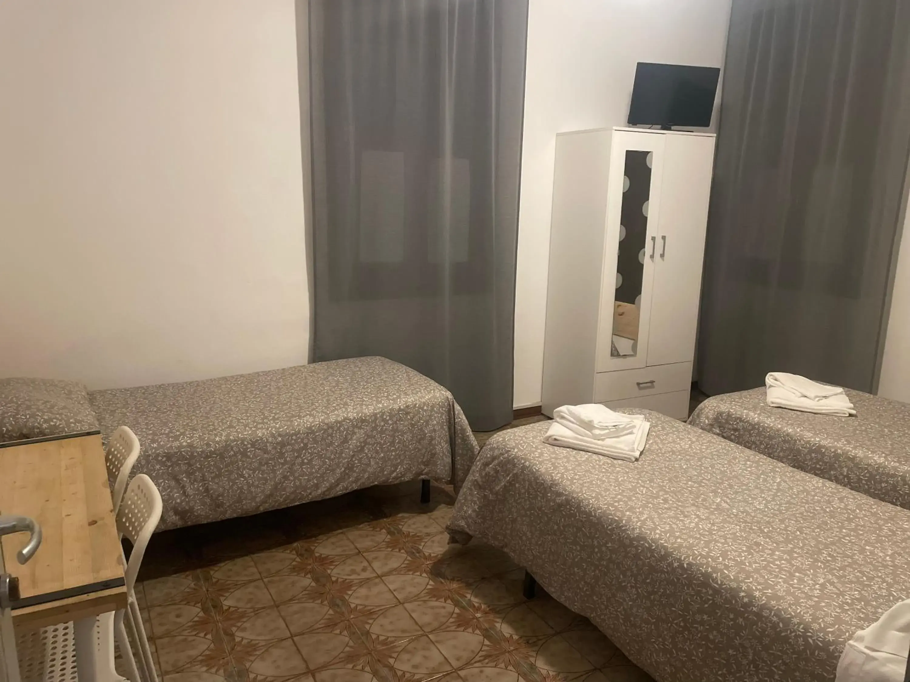 Triple Room with Shared Bathroom in Low Cost Ferrara Triple Room with Shared Bathroom in Low Cost Ferrara