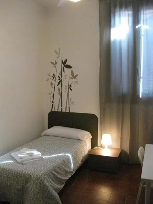 Photo of the whole room, Bed in Low Cost Ferrara