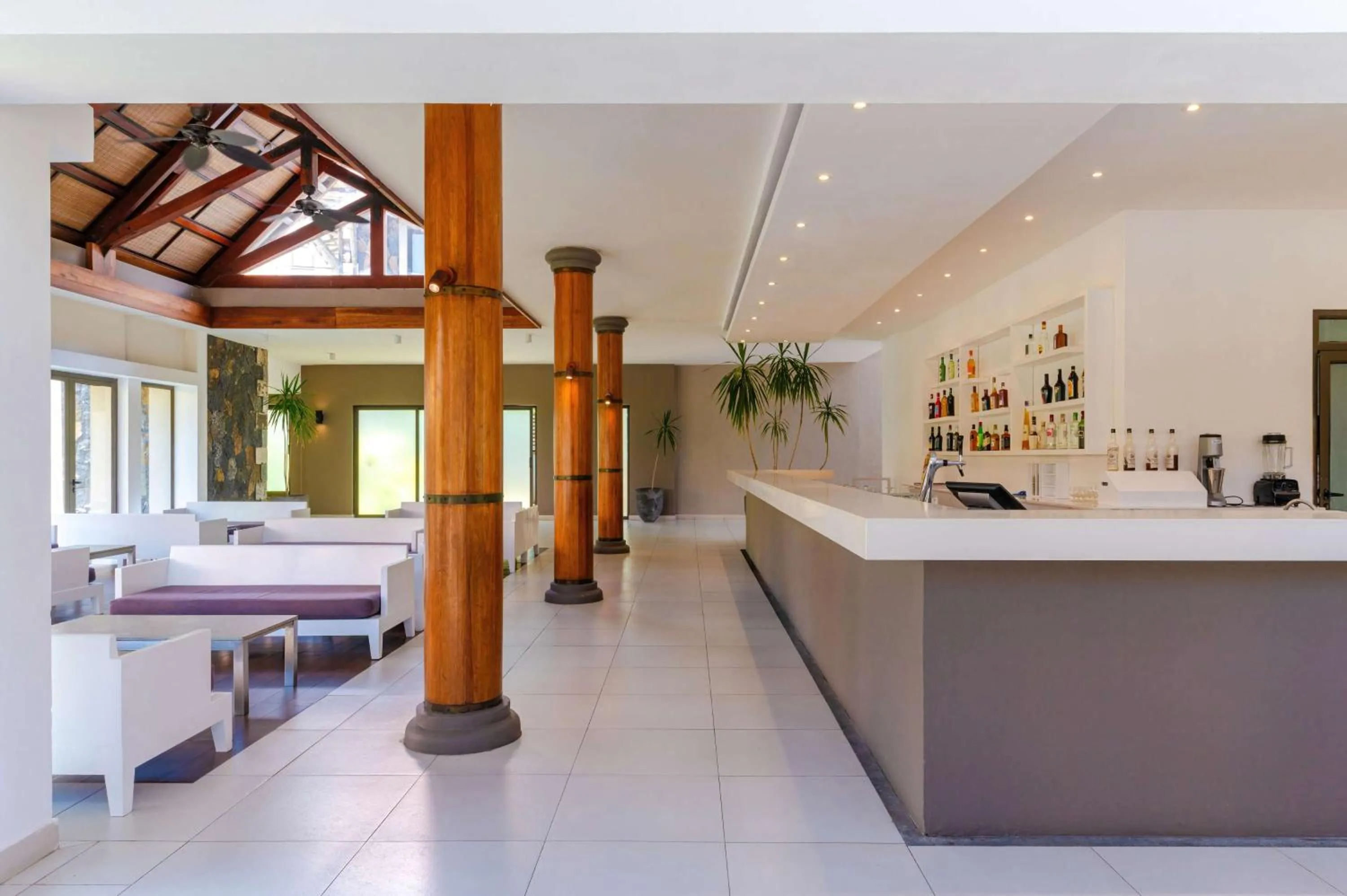 Lounge or bar in Crystals Beach Resort Belle Mare, a member of Radisson Individuals