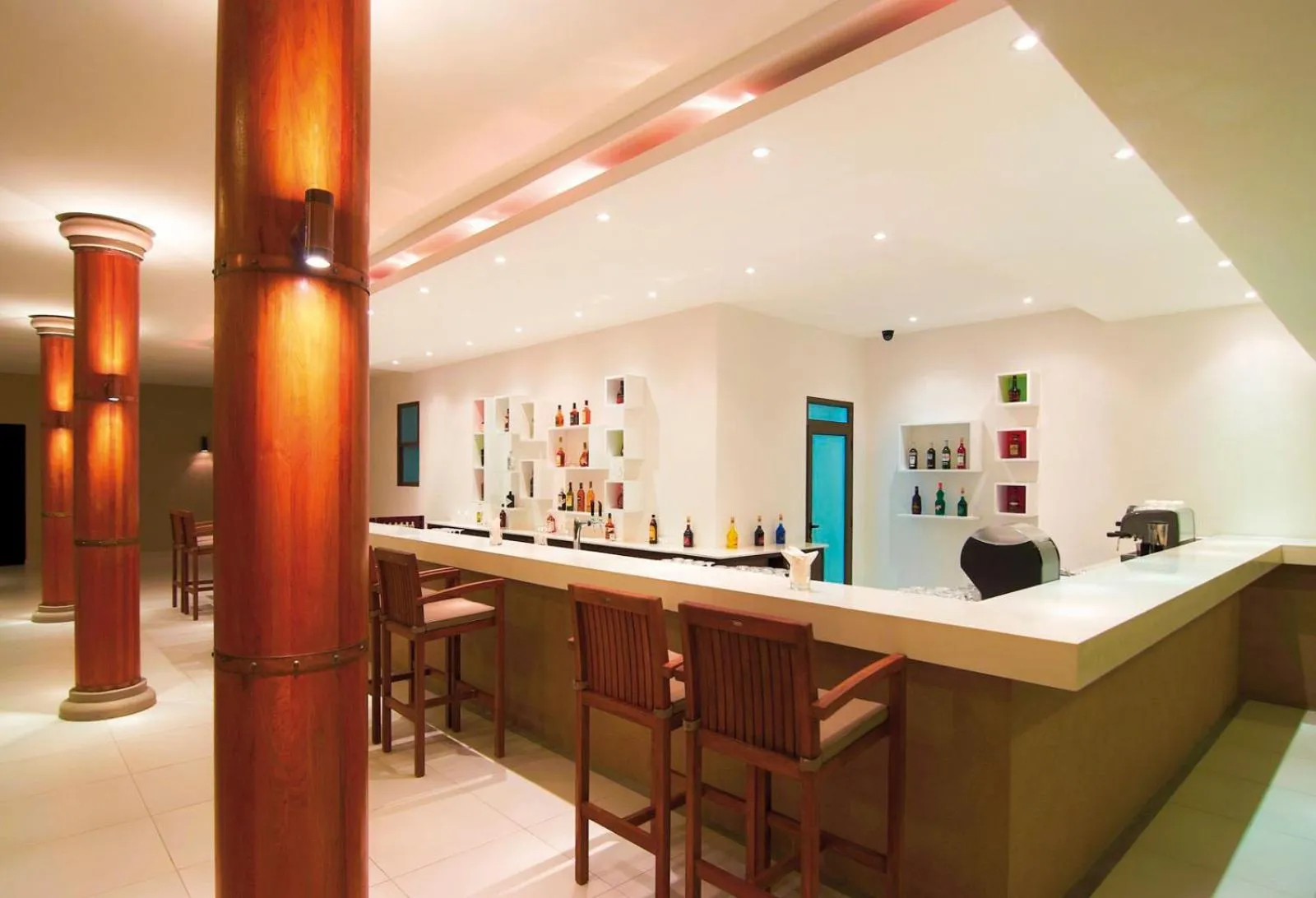 Lounge or bar in Crystals Beach Resort Belle Mare, a member of Radisson Individuals