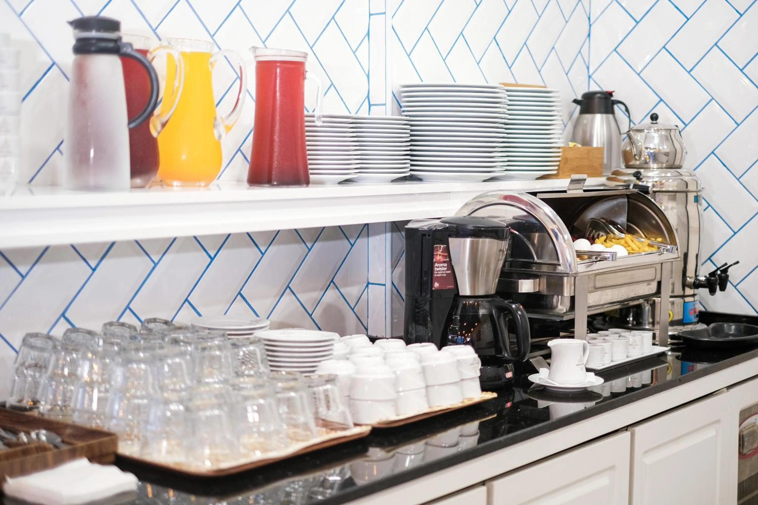 Coffee/tea facilities in Miran Hotel