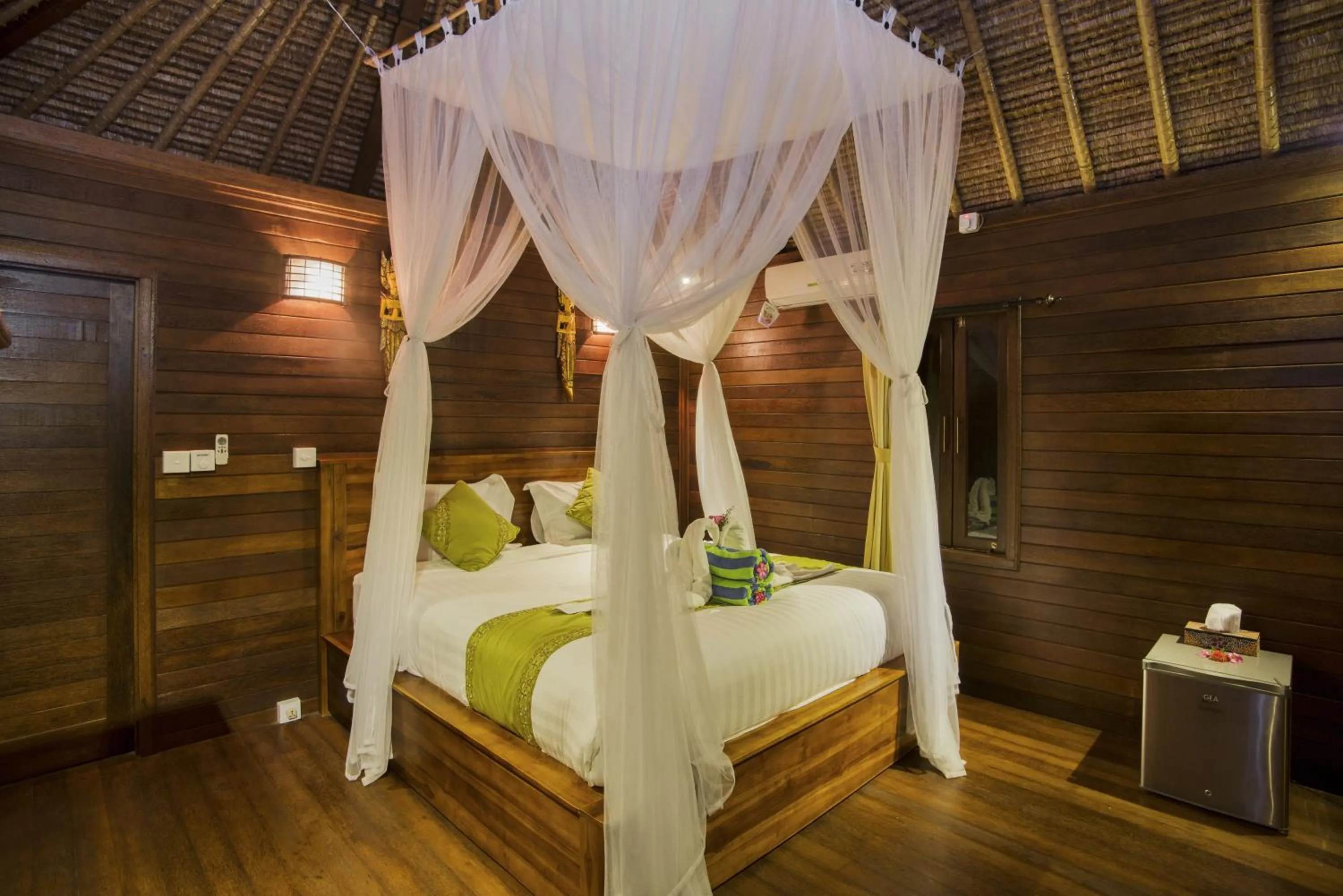 Photo of the whole room, Bed in Laguna Reef Huts