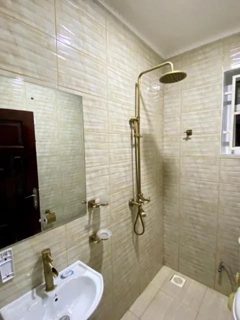 Shower in Nimaro Courts