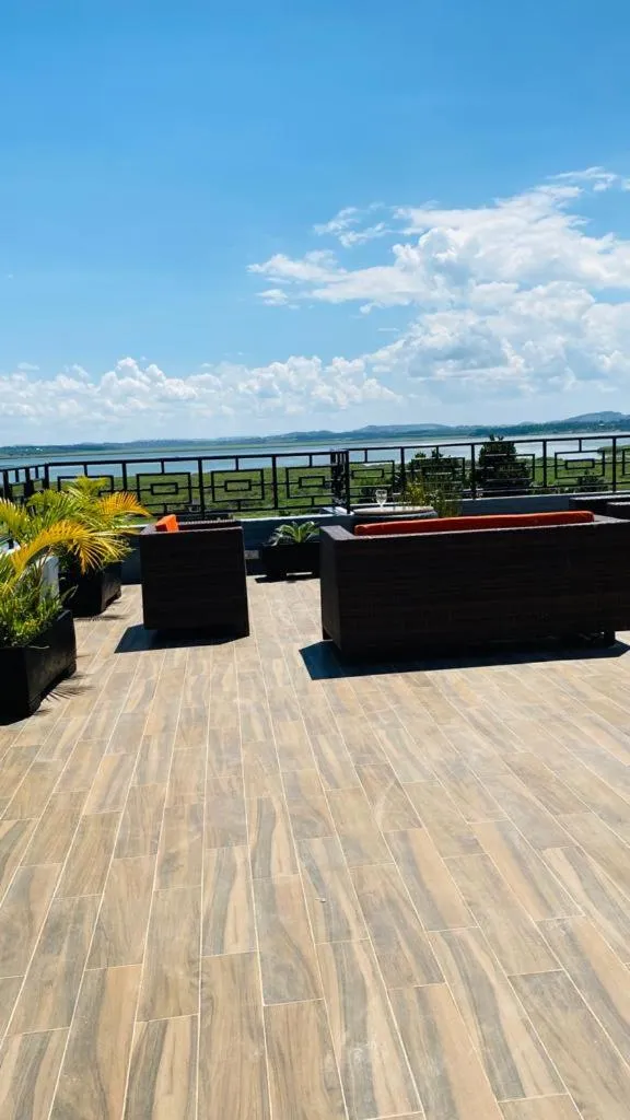 Restaurant/places to eat in Nimaro Courts