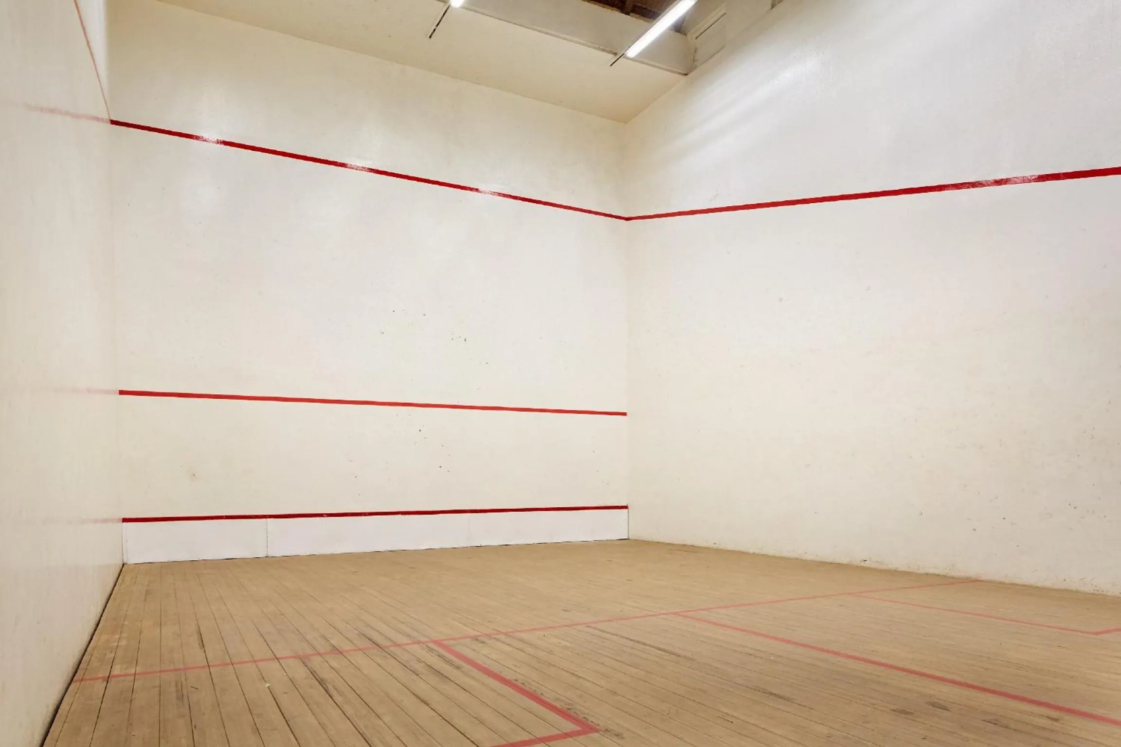 Squash in First Group Magalies Park