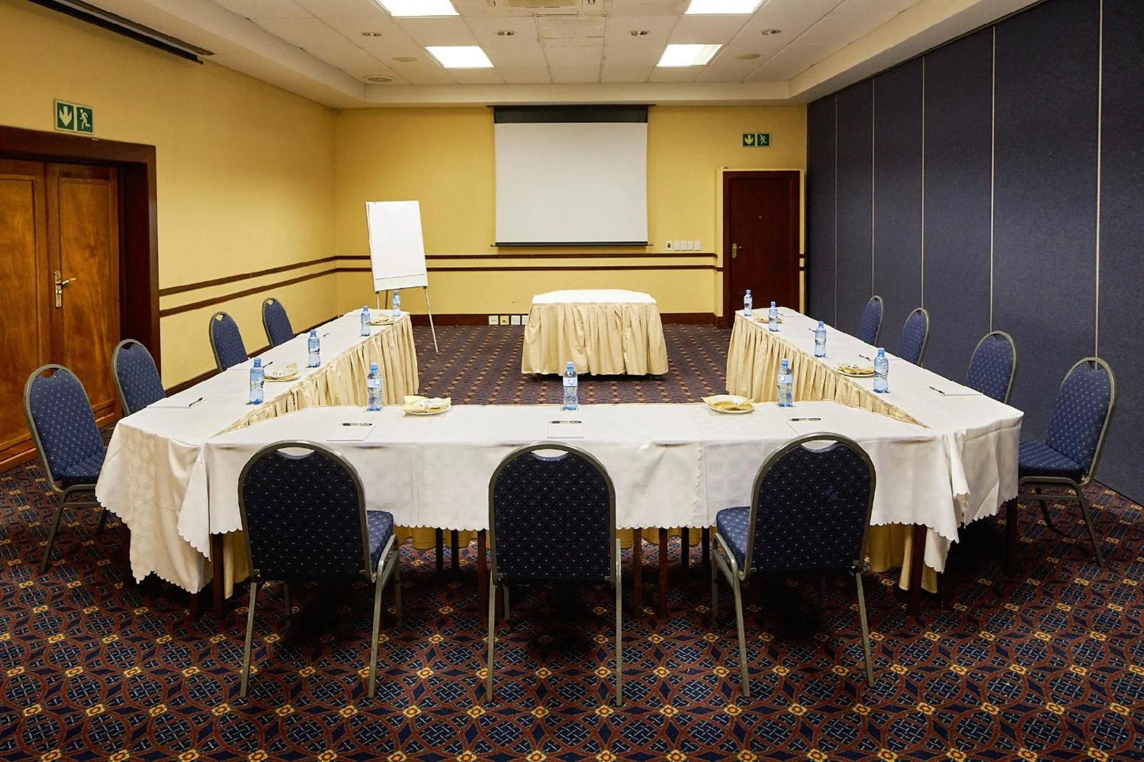 Business facilities in First Group Magalies Park