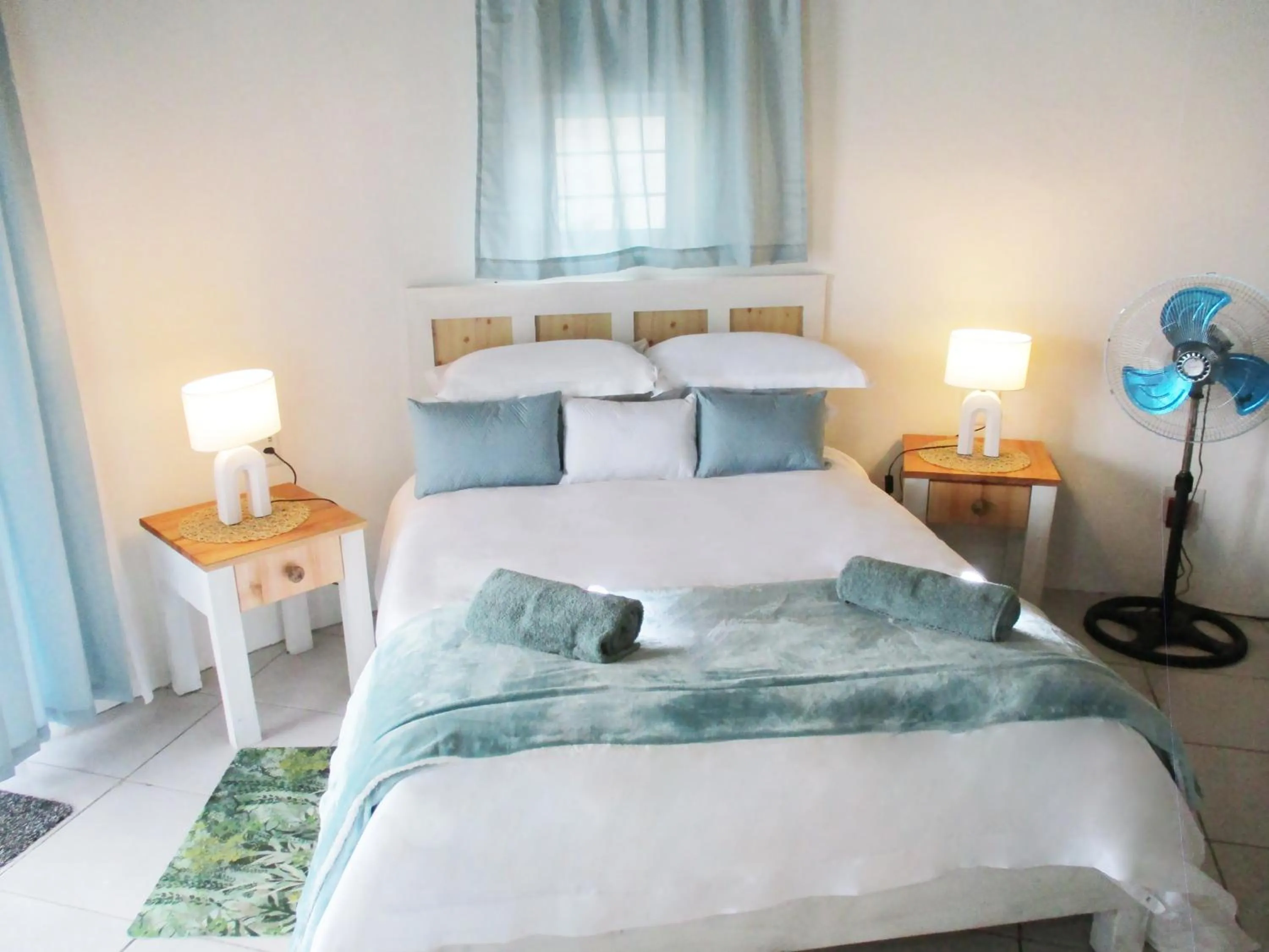 Bedroom, Bed in First Group Hole in the Wall