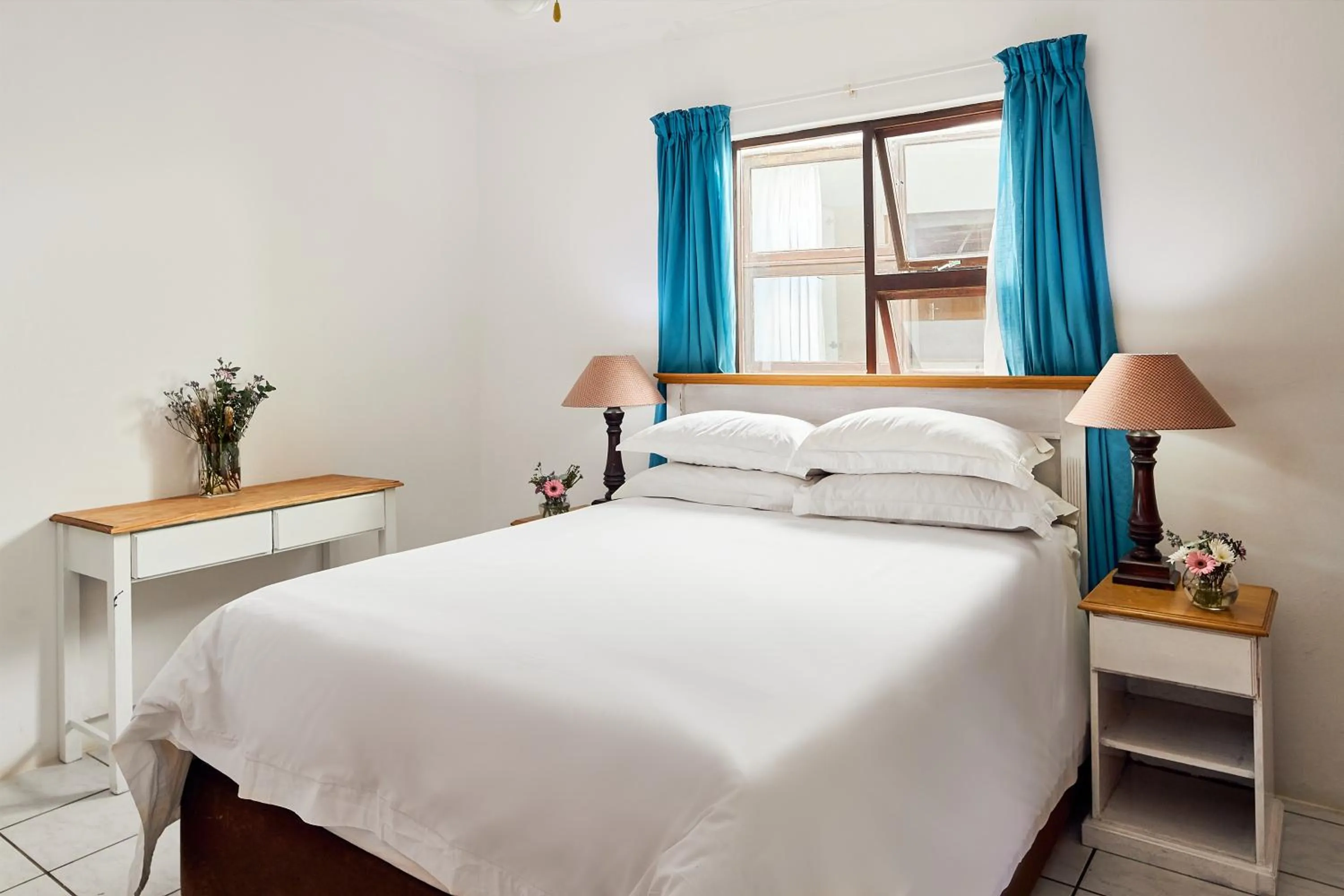 Photo of the whole room, Bed in First Group Hole in the Wall