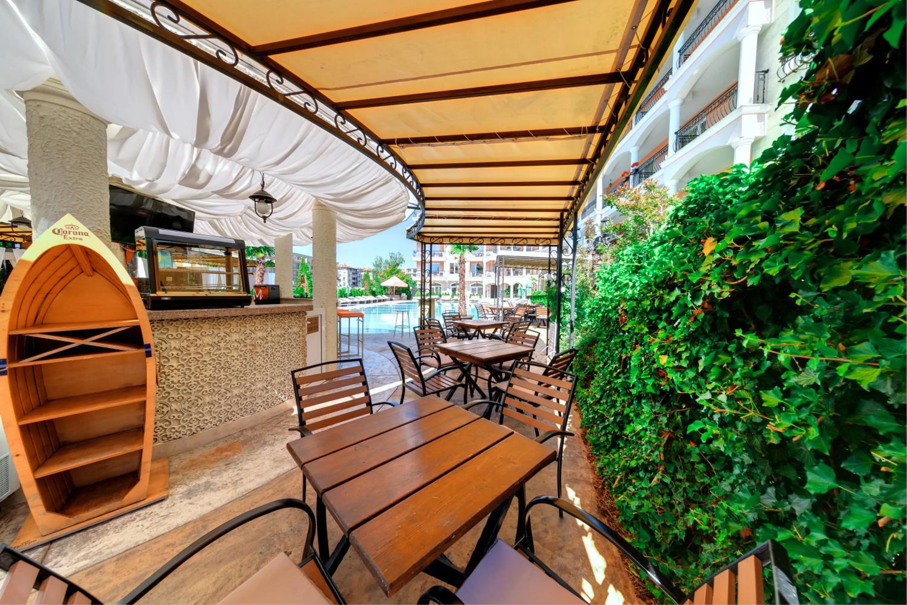 Patio in Avenue Deluxe Hotel