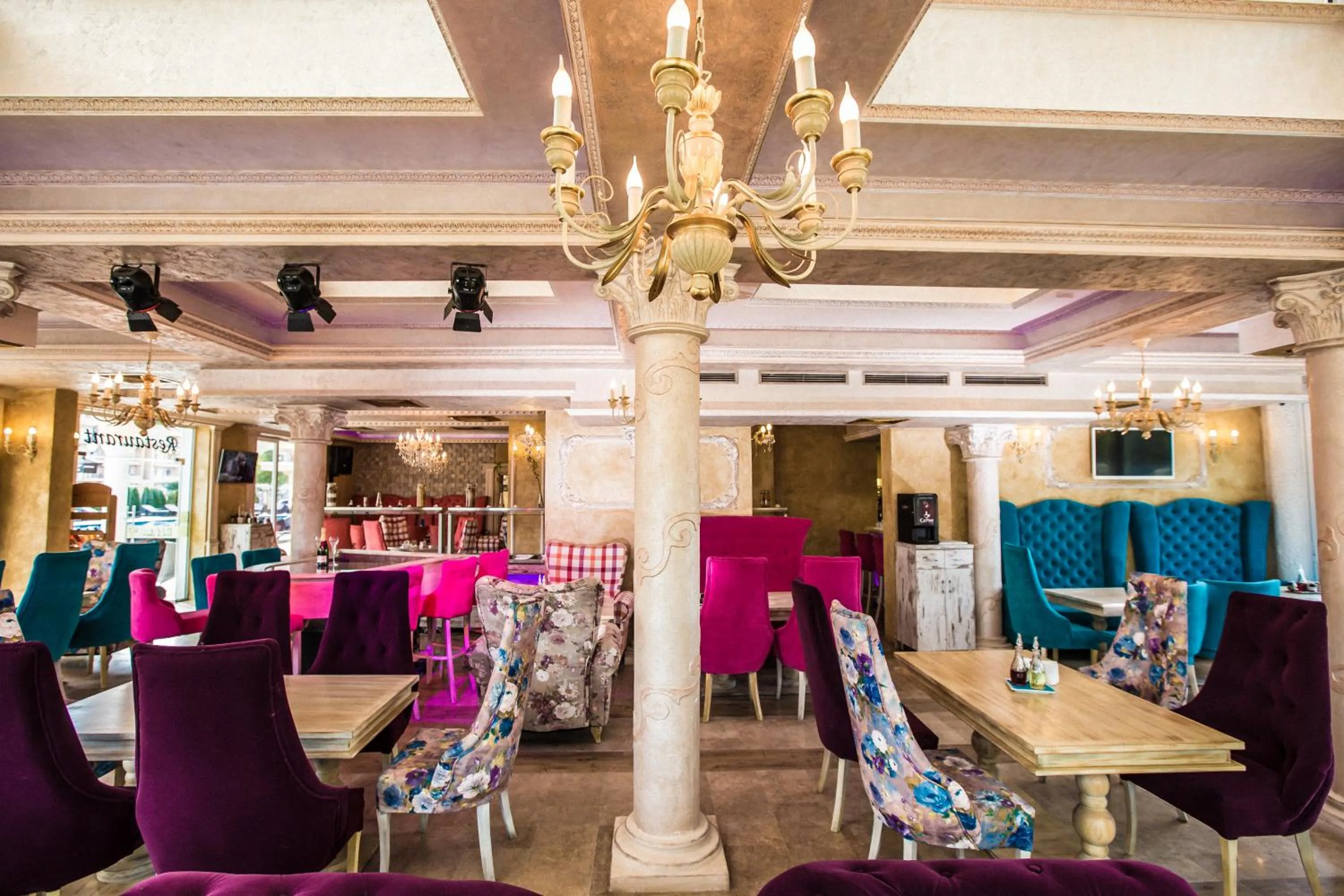 Restaurant/places to eat in Avenue Deluxe Hotel