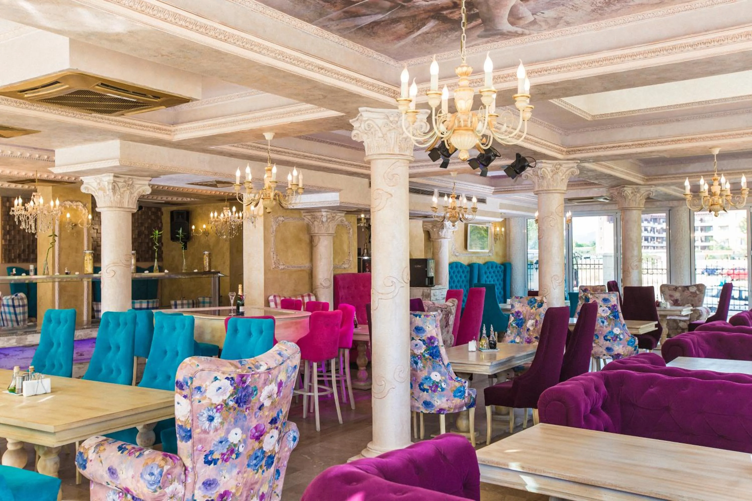 Restaurant/places to eat in Avenue Deluxe Hotel