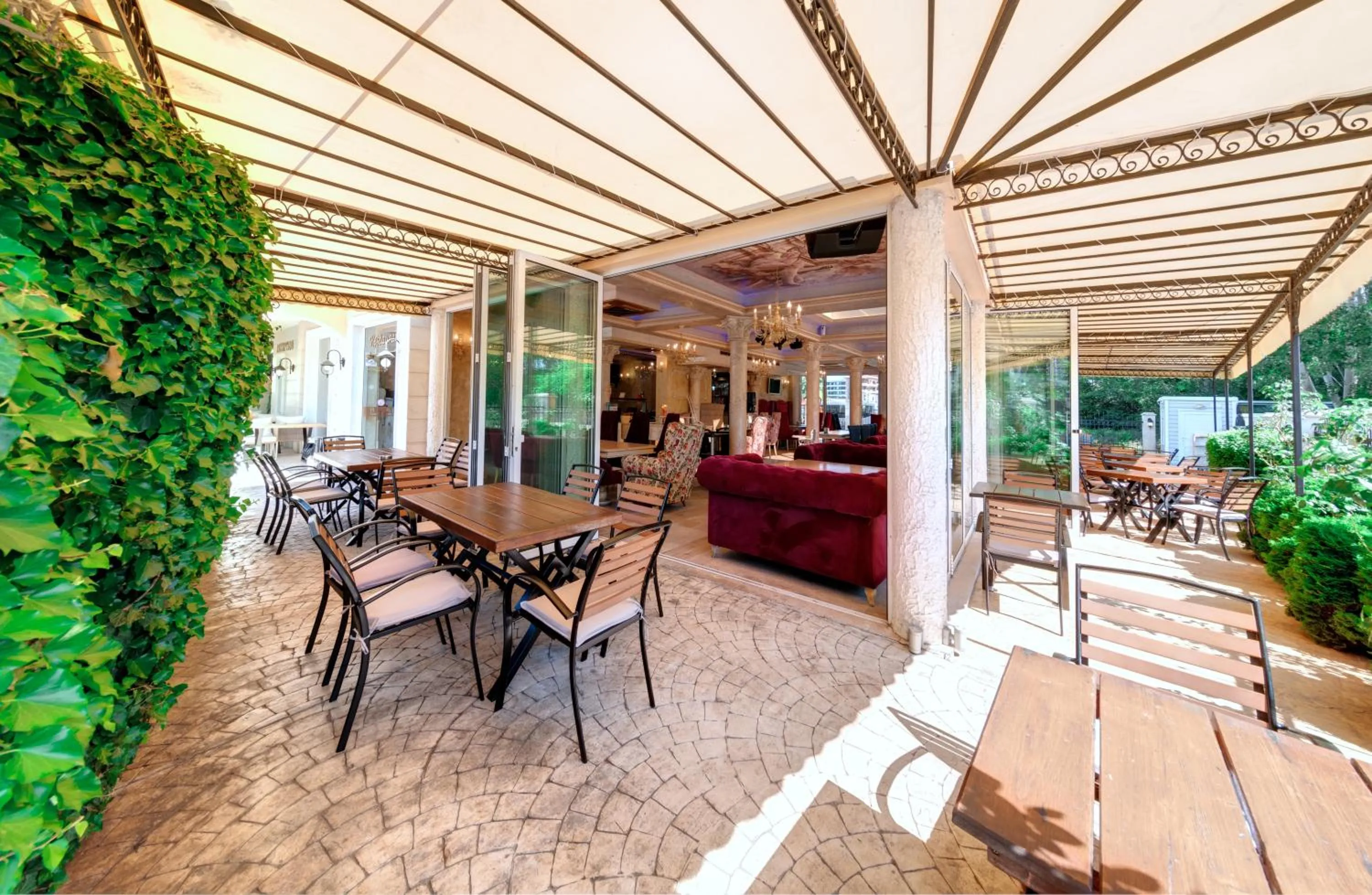 Restaurant/places to eat in Avenue Deluxe Hotel