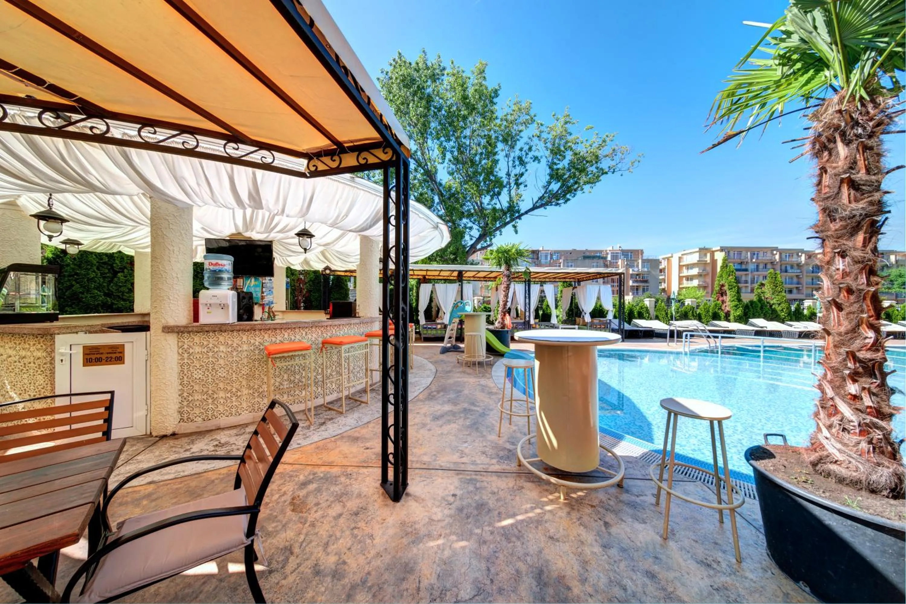 Day in Avenue Deluxe Hotel