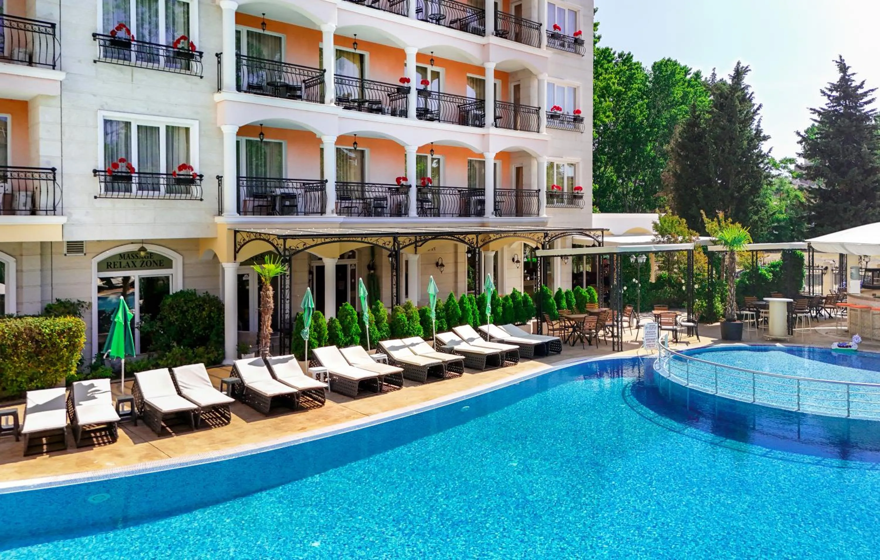 Property building in Avenue Deluxe Hotel