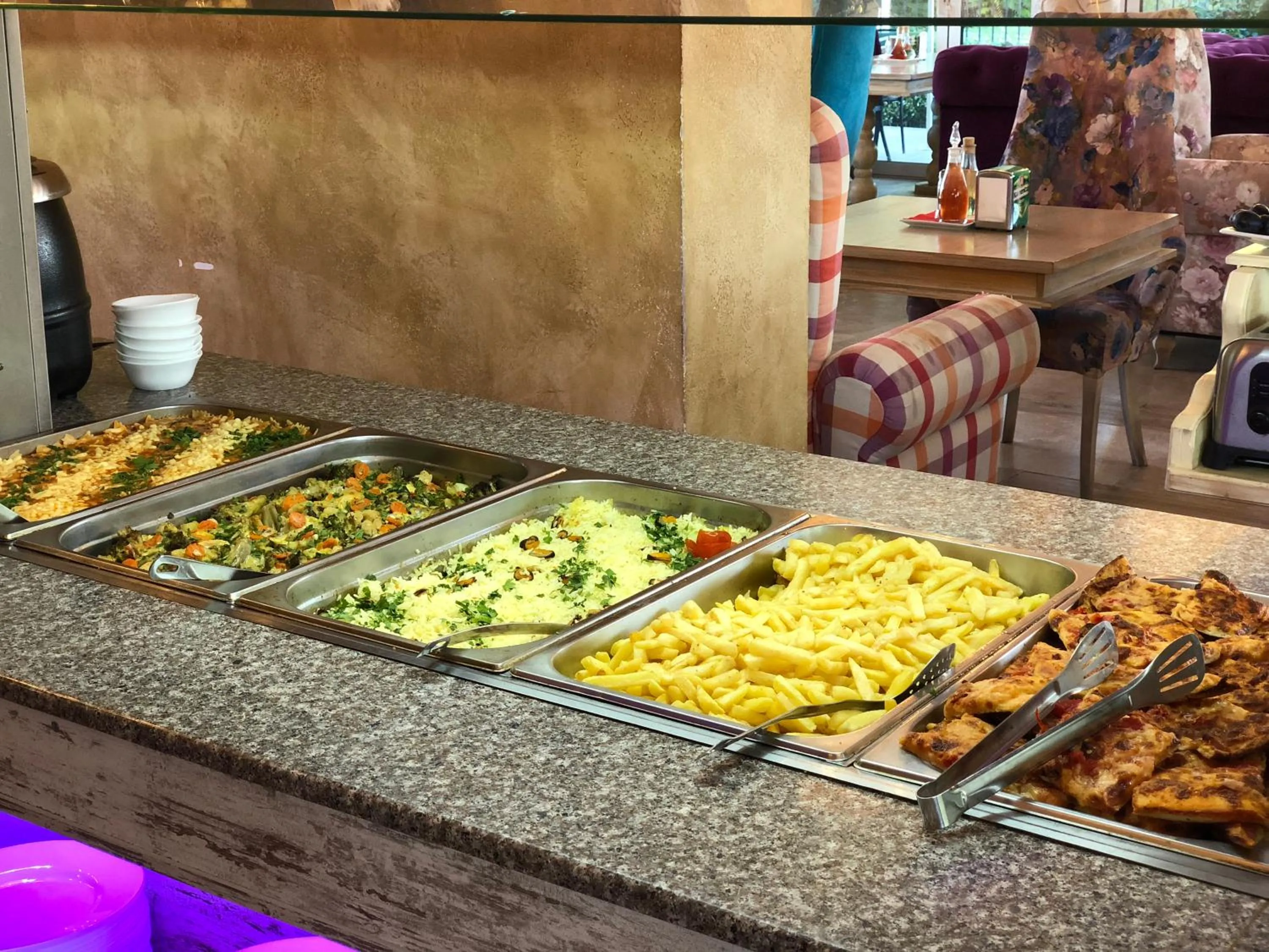 Restaurant/places to eat in Avenue Deluxe Hotel