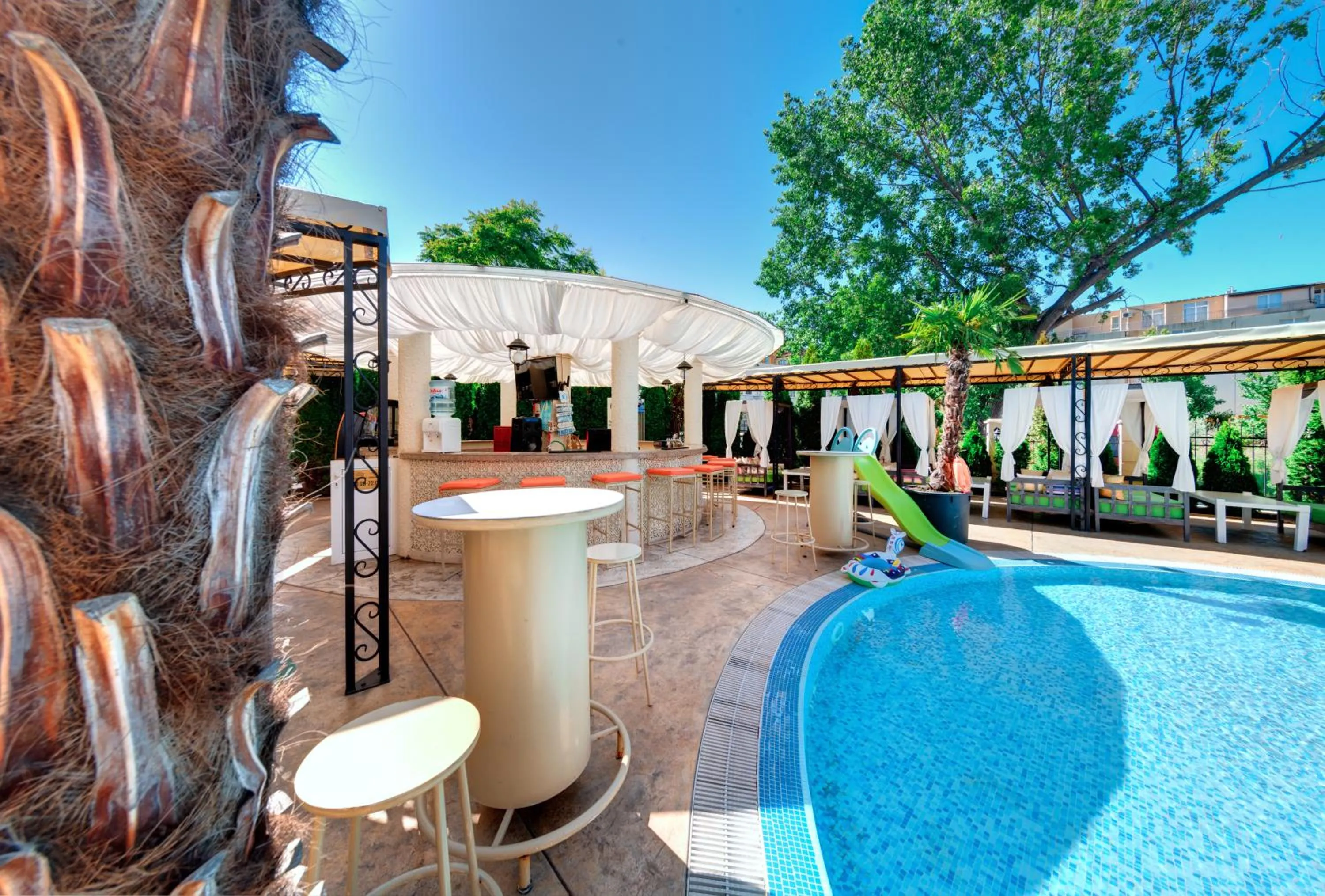 Day in Avenue Deluxe Hotel