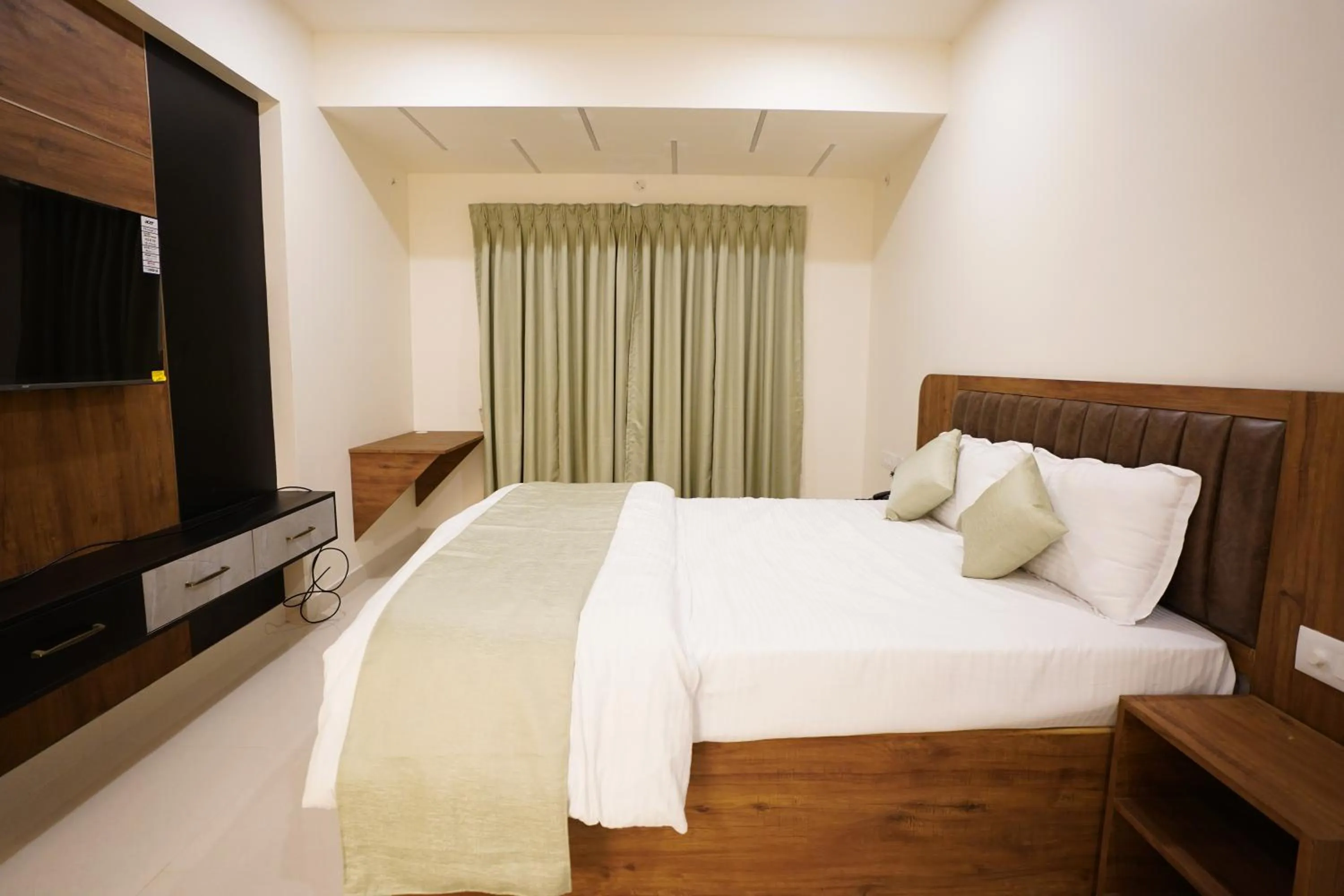 Communal lounge/ TV room, Bed in DrizzleDrop Inn Chennai