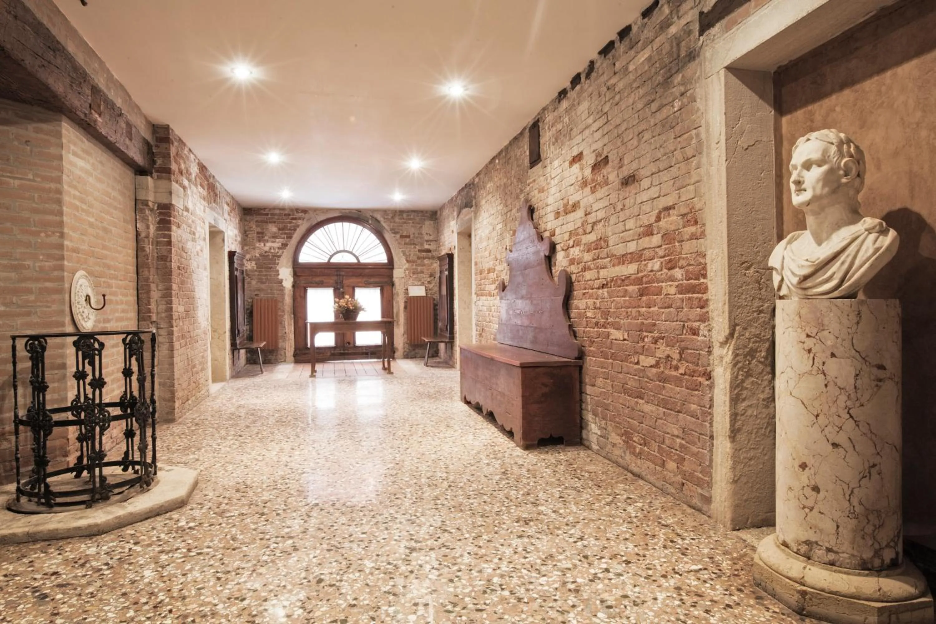 Area and facilities in Palazzetto San Lio, Rialto