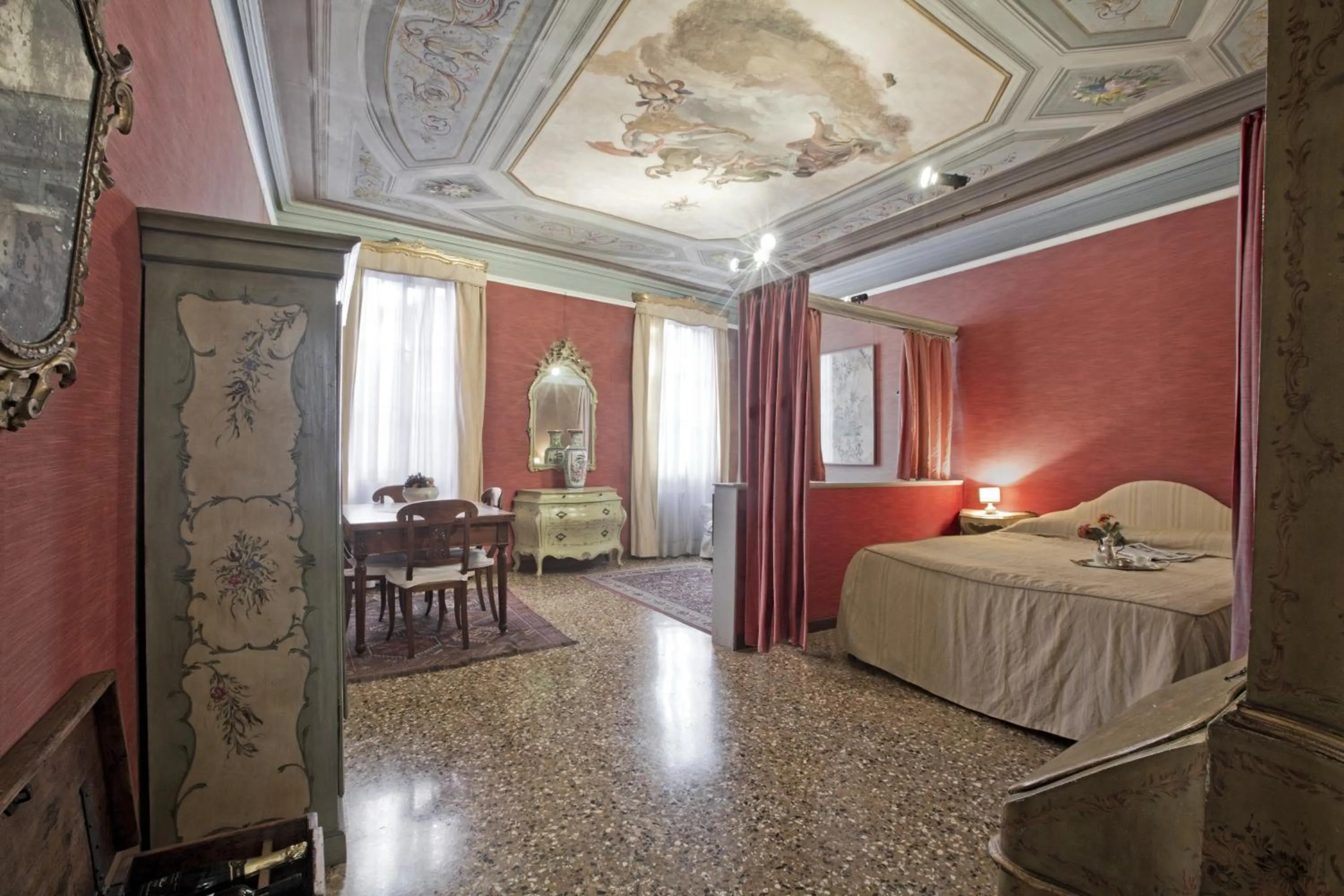 Photo of the whole room, Bed in Palazzetto San Lio, Rialto